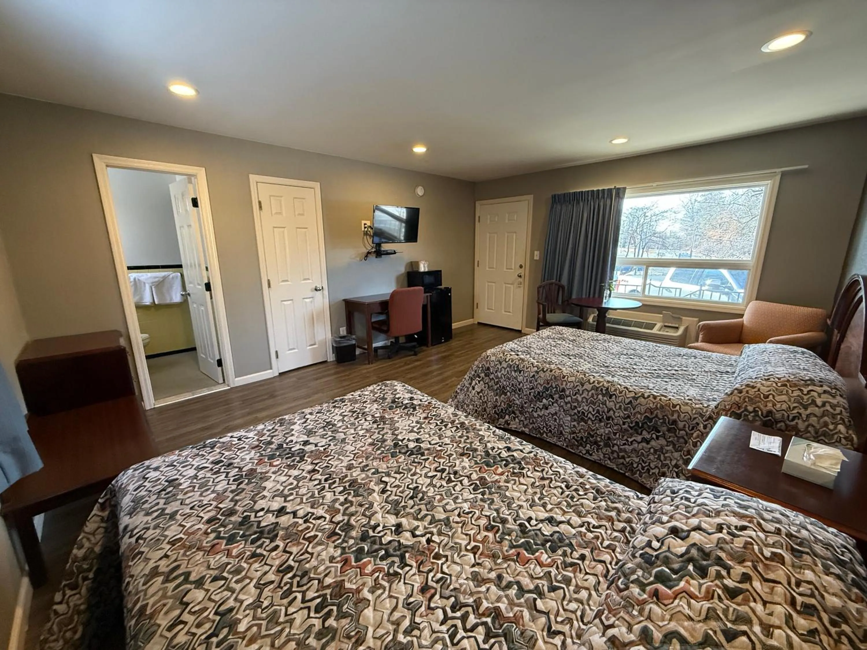 Photo of the whole room, Bed in Heidi's Inn