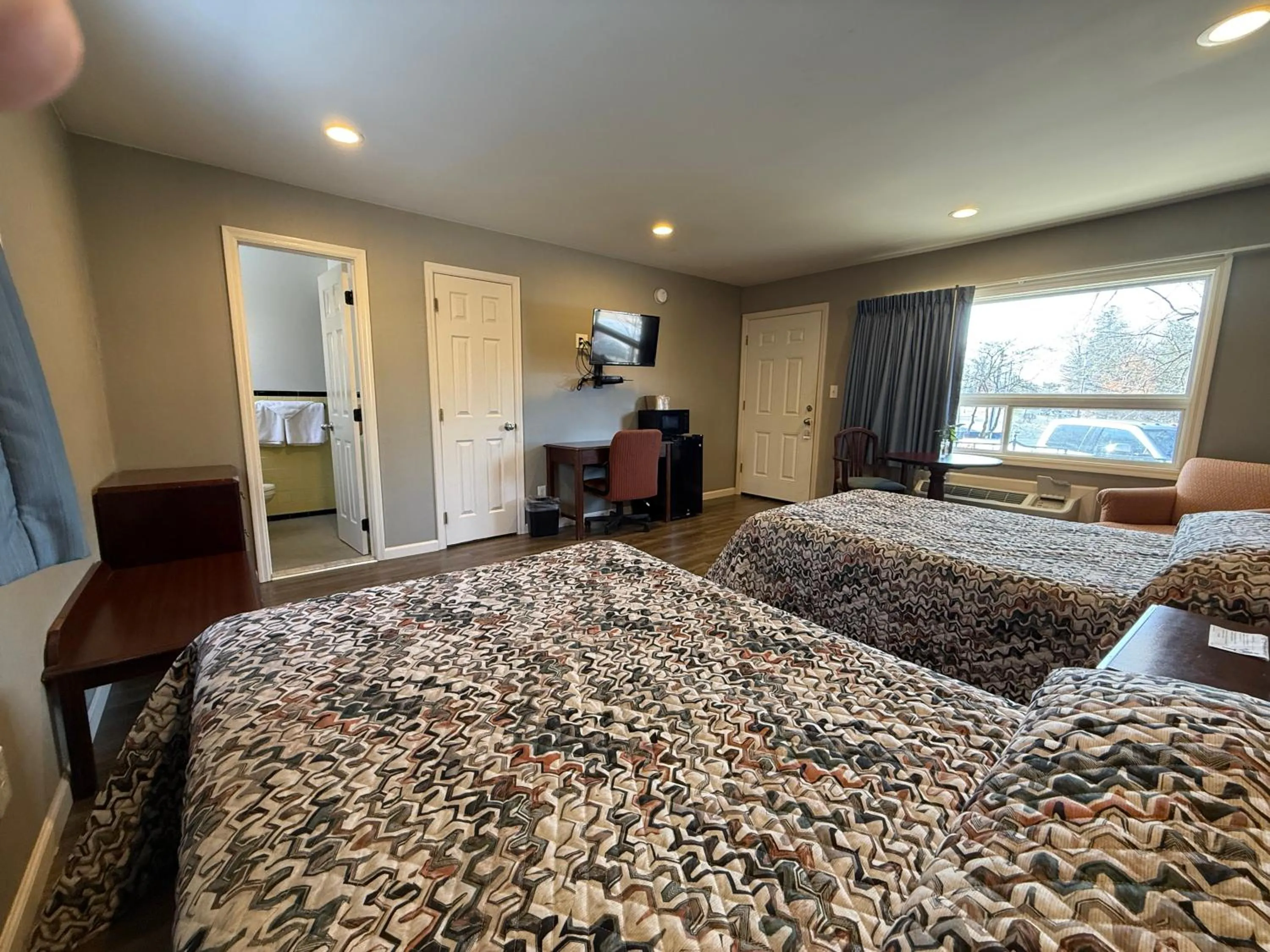 Photo of the whole room, Bed in Heidi's Inn