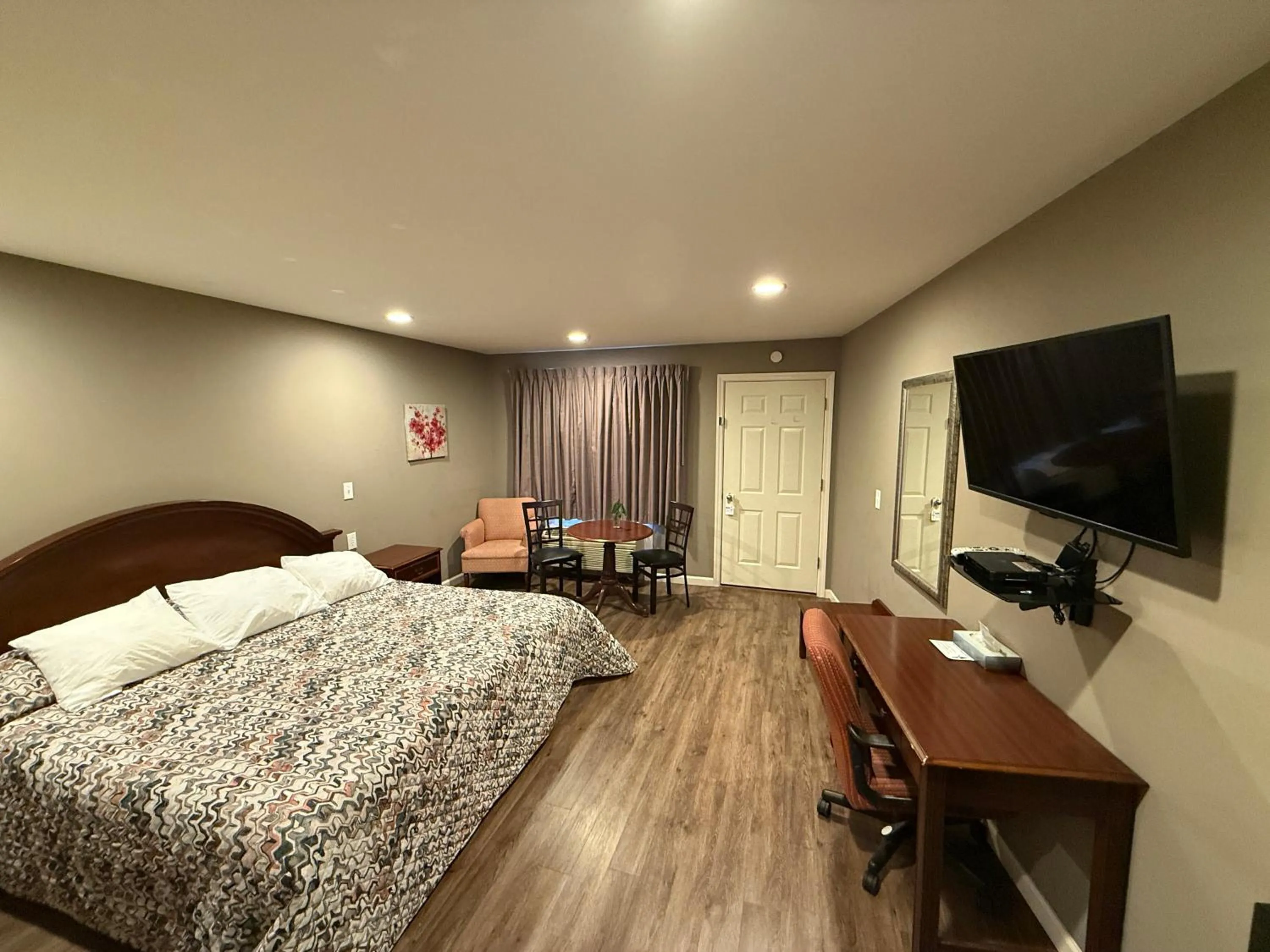 Photo of the whole room, Bed in Heidi's Inn