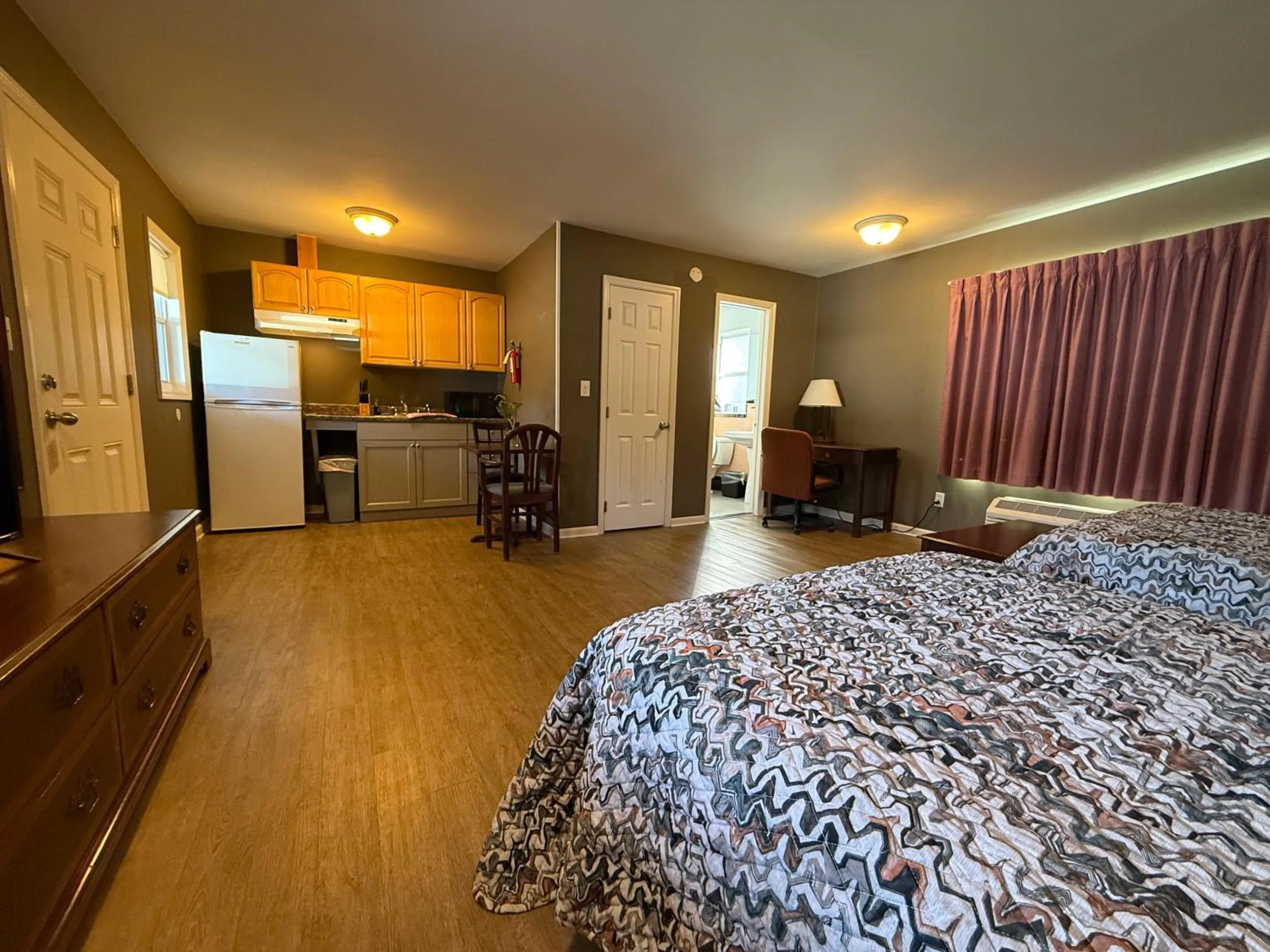 Photo of the whole room, Bed in Heidi's Inn