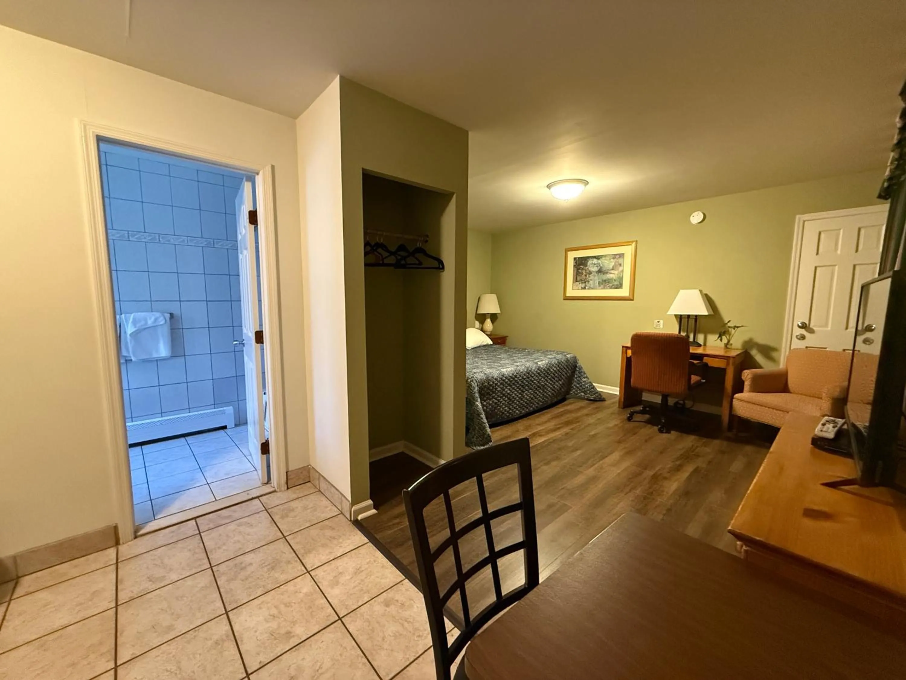 Photo of the whole room, Bed in Heidi's Inn