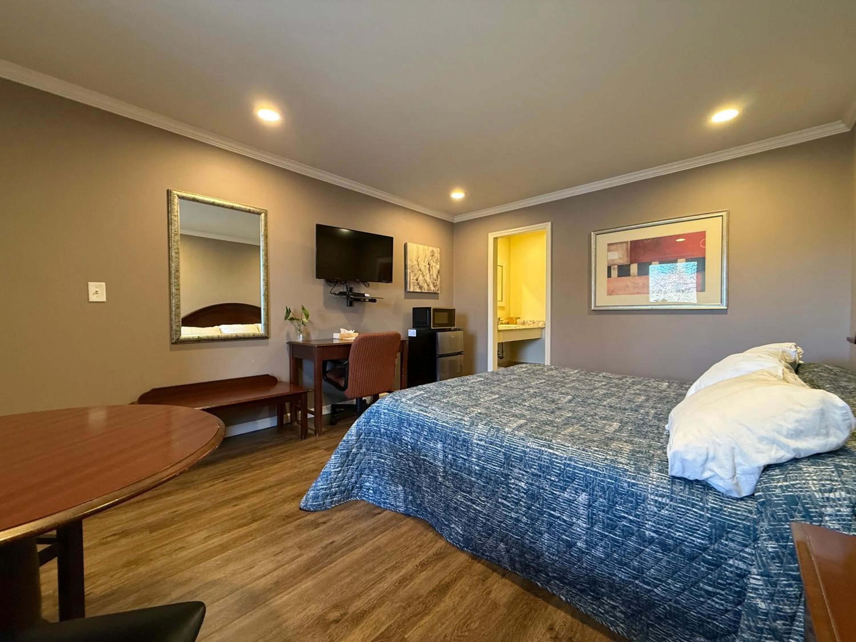 Photo of the whole room, Bed in Heidi's Inn