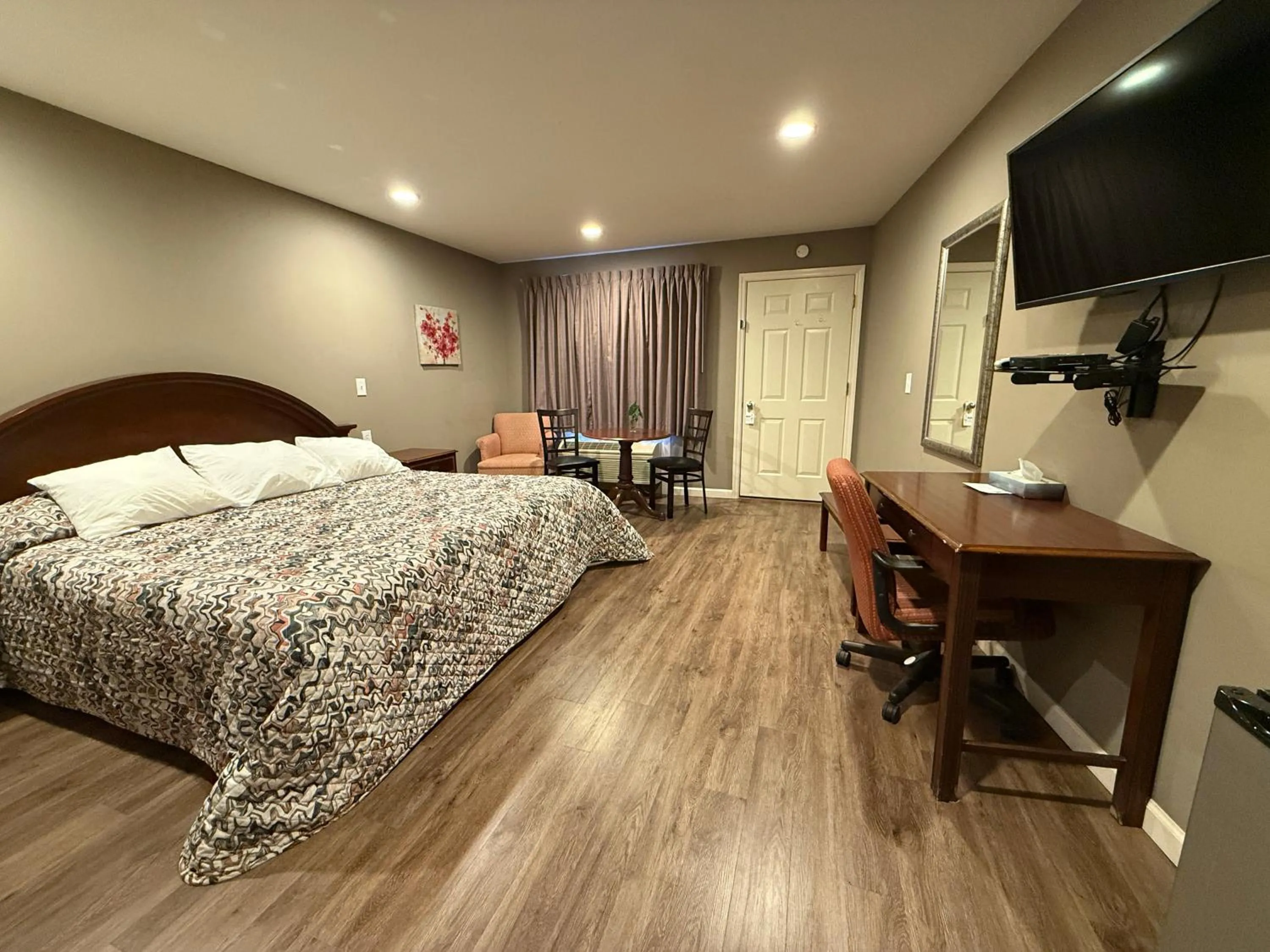 Photo of the whole room, Bed in Heidi's Inn