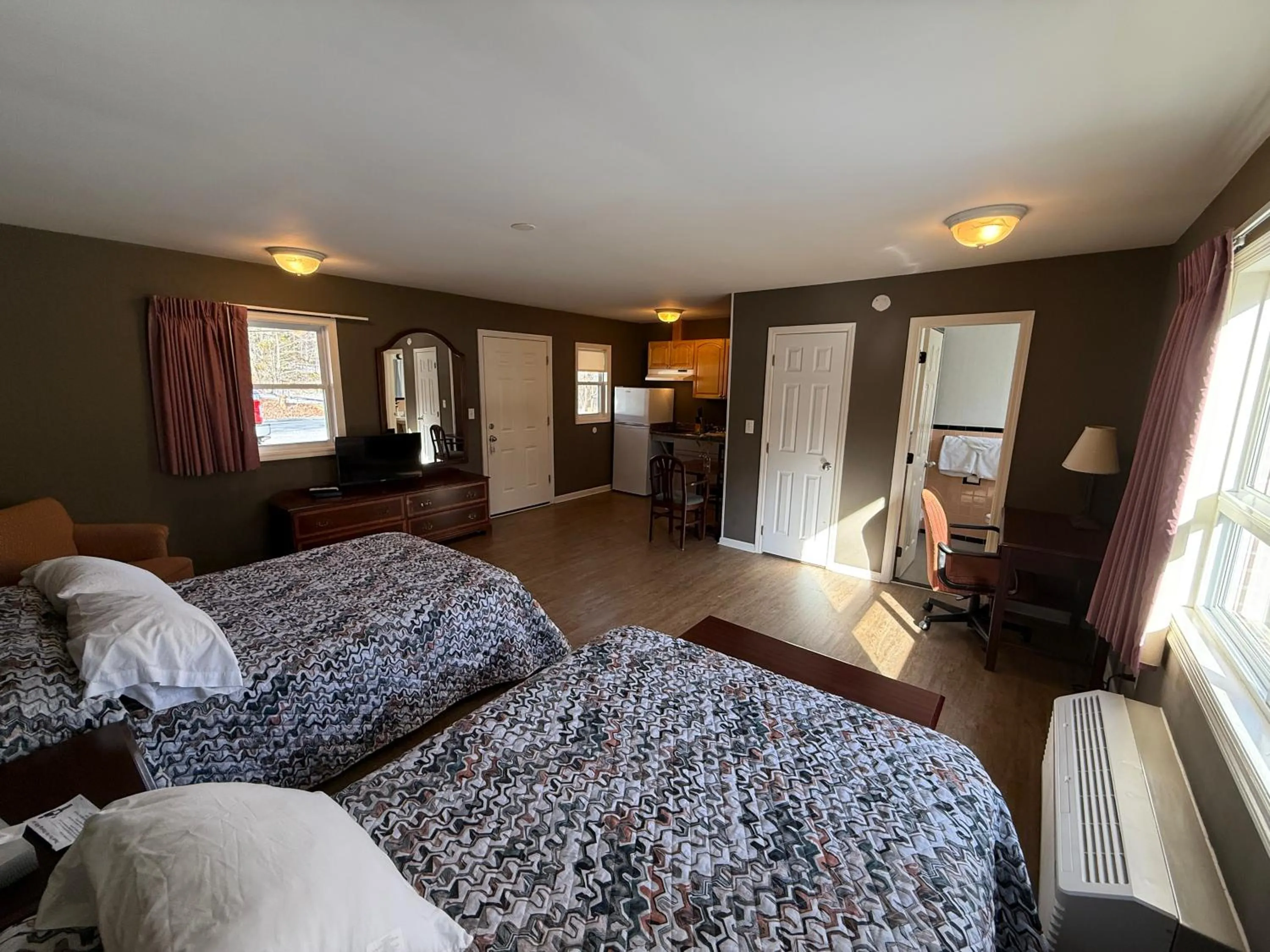 Photo of the whole room, Bed in Heidi's Inn