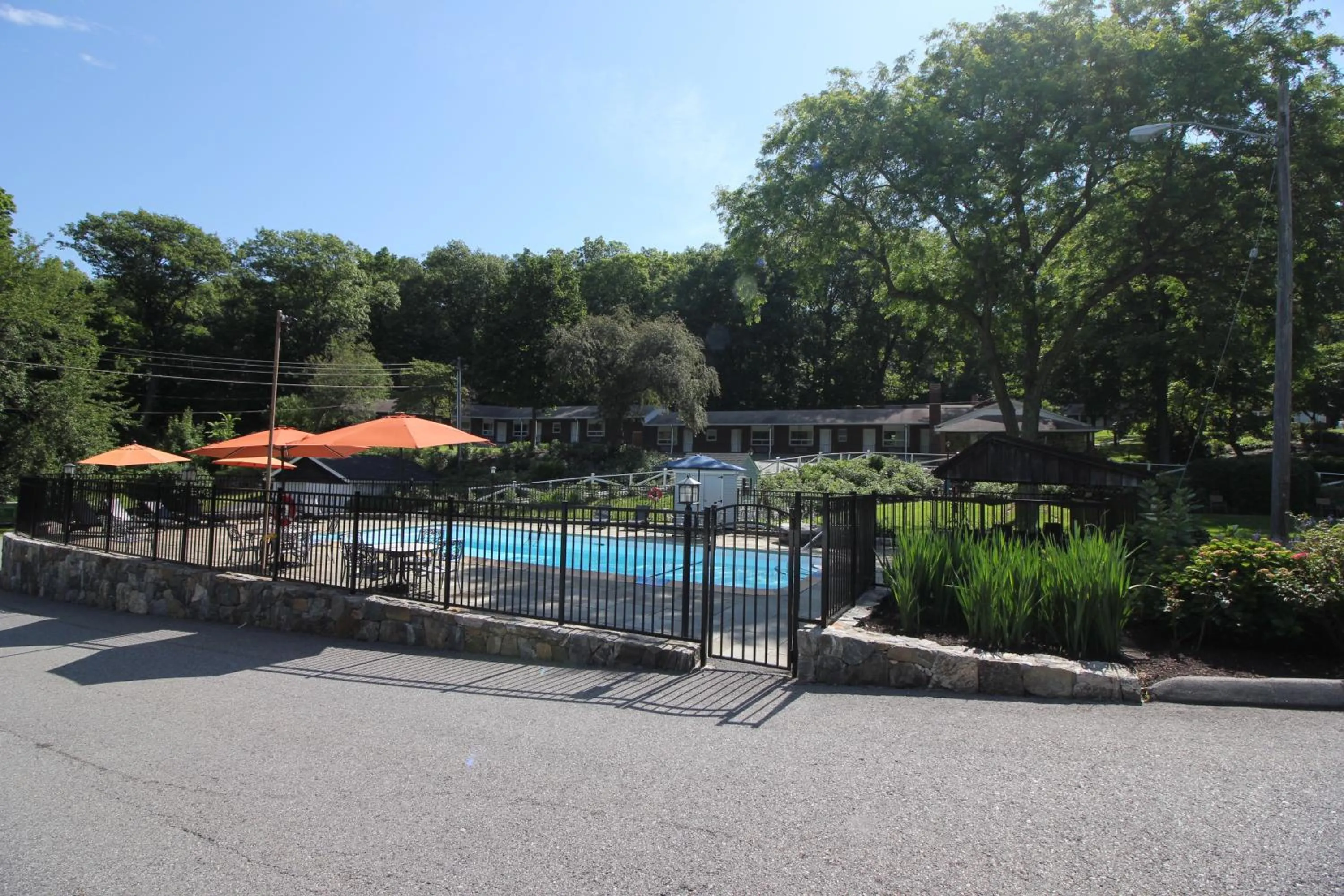 Swimming pool in Heidi's Inn