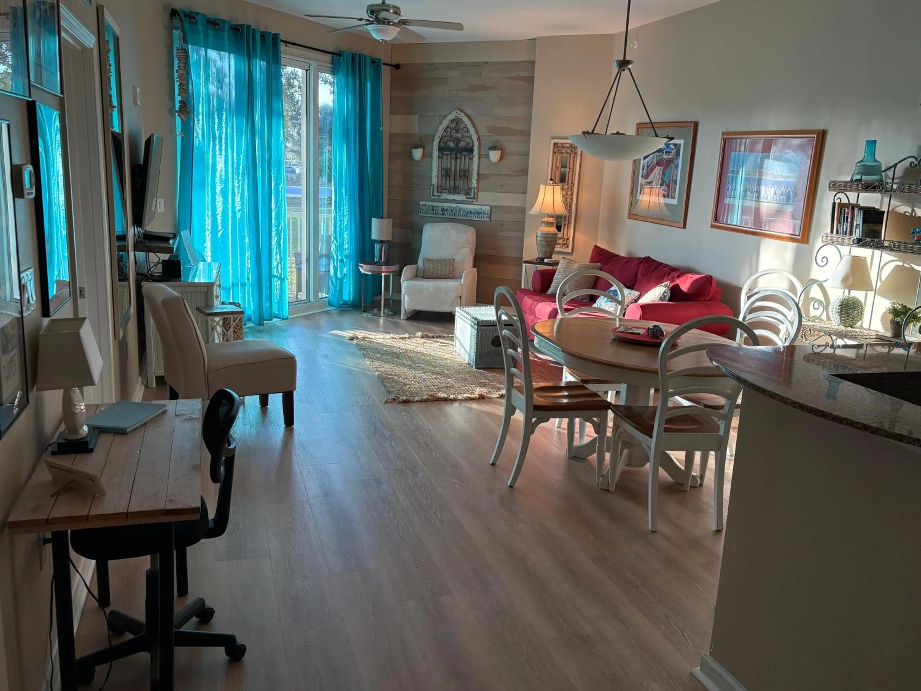 Living room in the palms of destin 2114