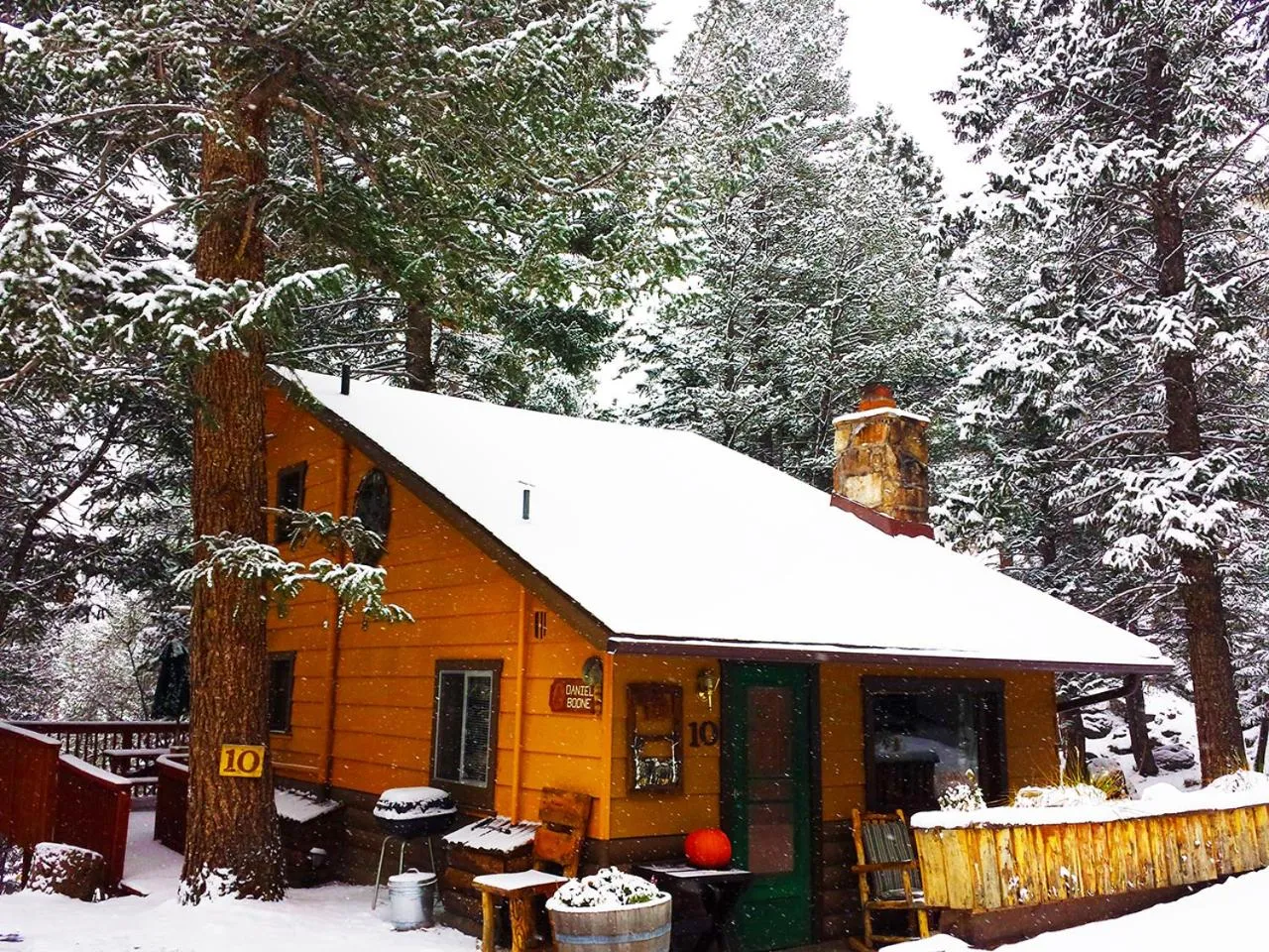 Facade/entrance in Pine Haven Resort