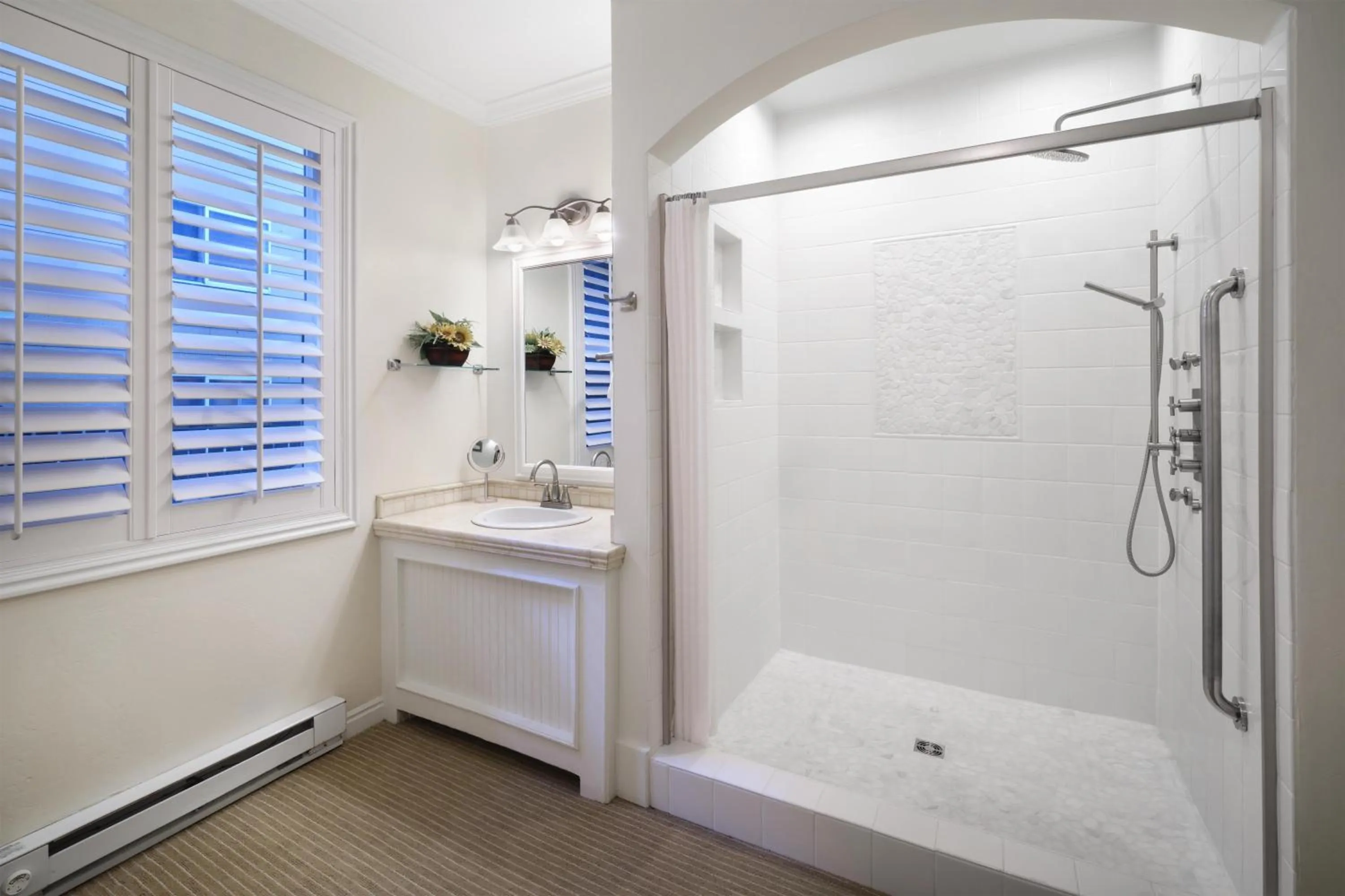 Bathroom in Best Western Grandma's Feather Bed