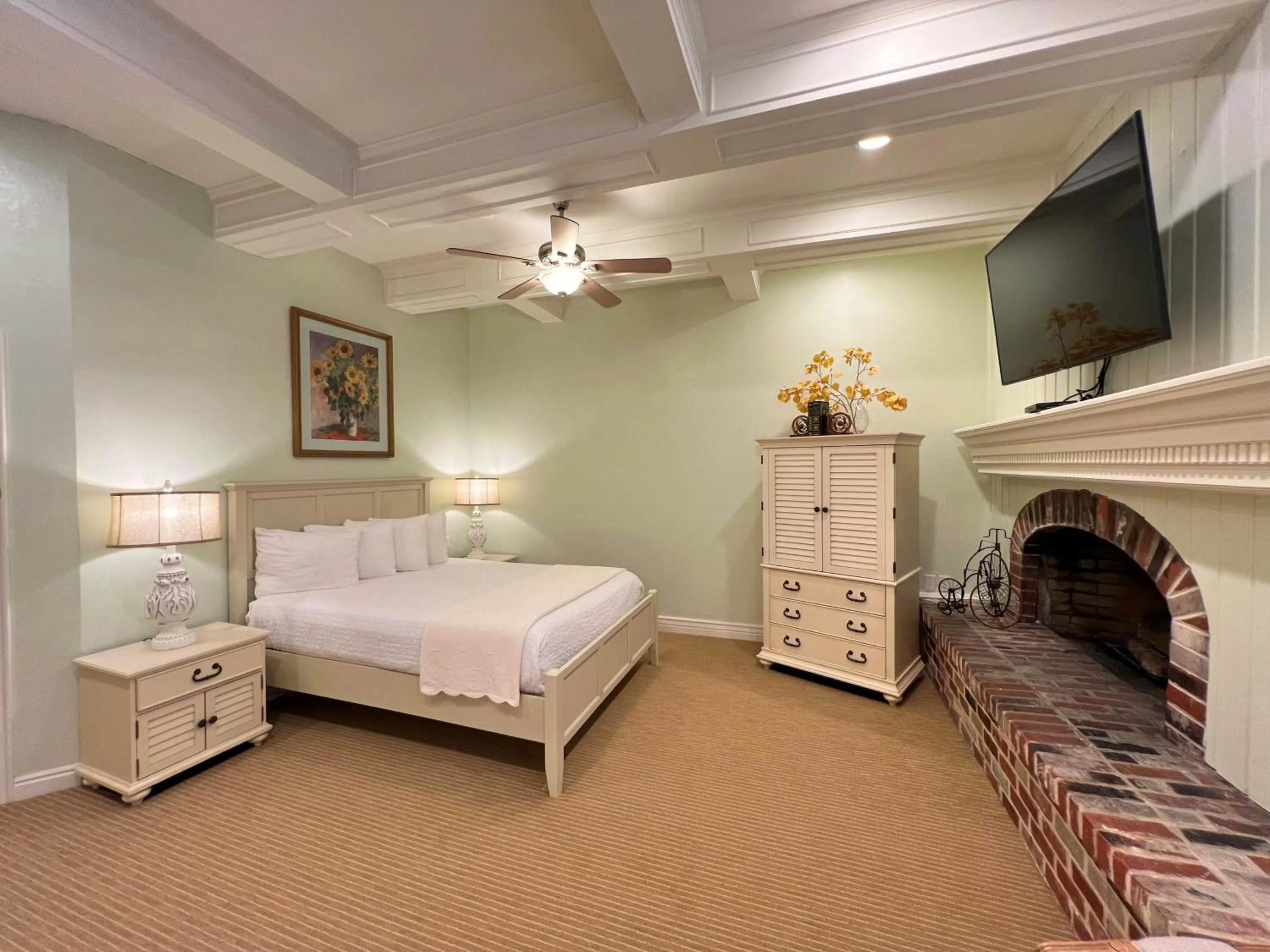 Bed in Best Western Grandma's Feather Bed