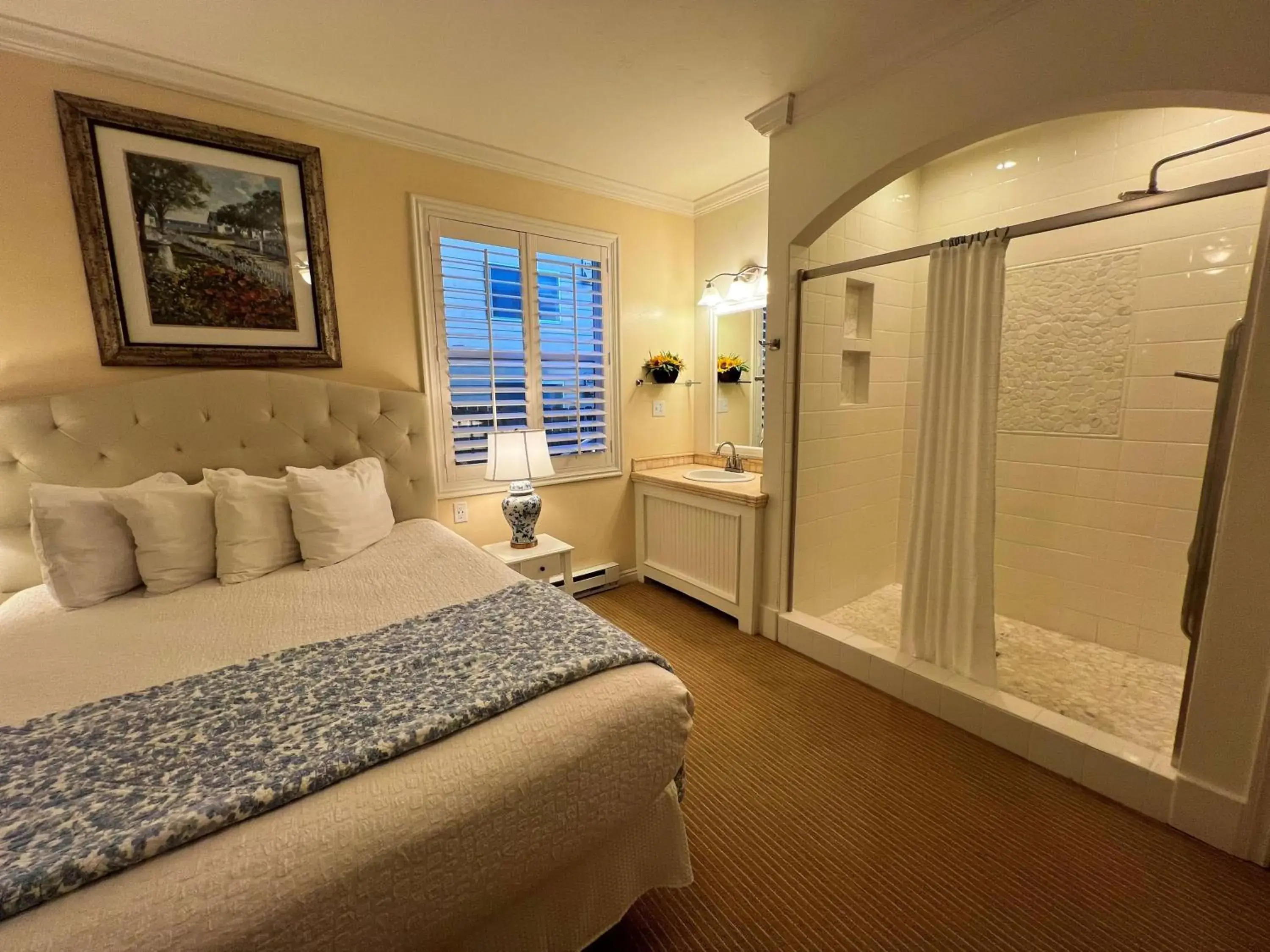 Shower, Bed in Best Western Grandma's Feather Bed Shower, Bed in Best Western Grandma's Feather Bed