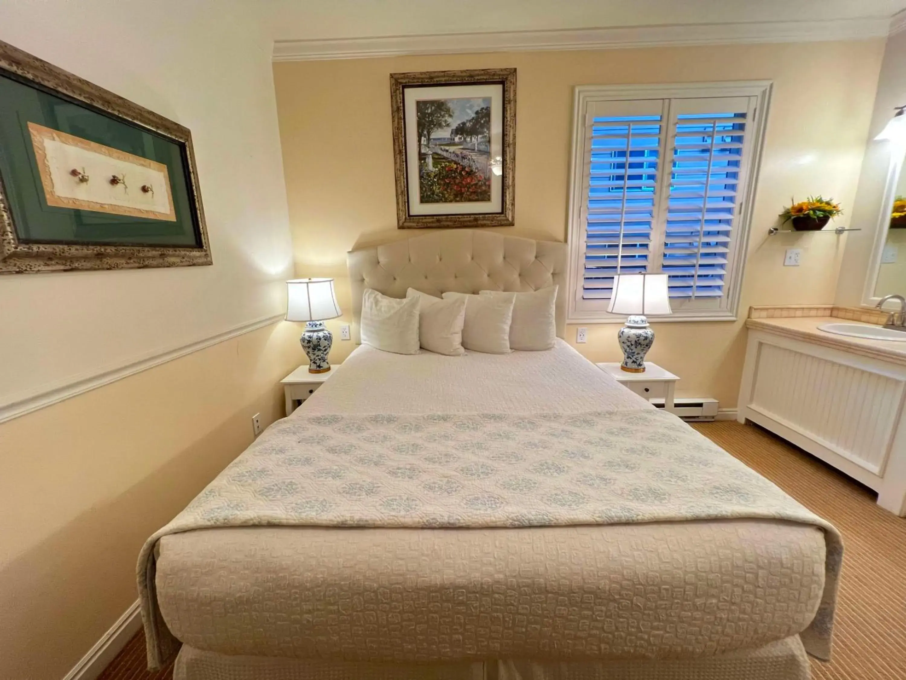 Shower, Bed in Best Western Grandma's Feather Bed Shower, Bed in Best Western Grandma's Feather Bed