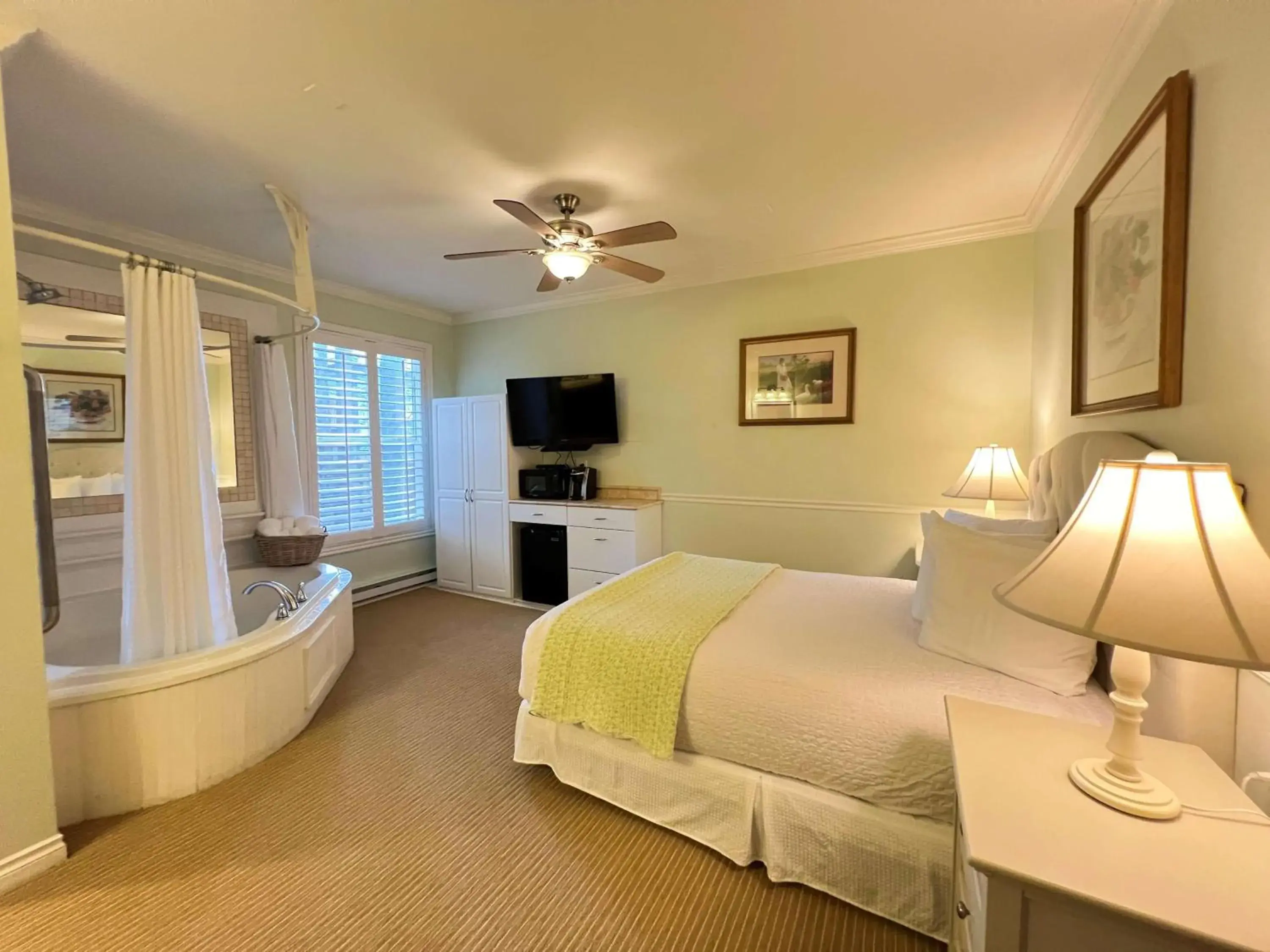 Queen Room - Disability Access - Non Smoking in Best Western Grandma's Feather Bed Queen Room - Disability Access - Non Smoking in Best Western Grandma's Feather Bed