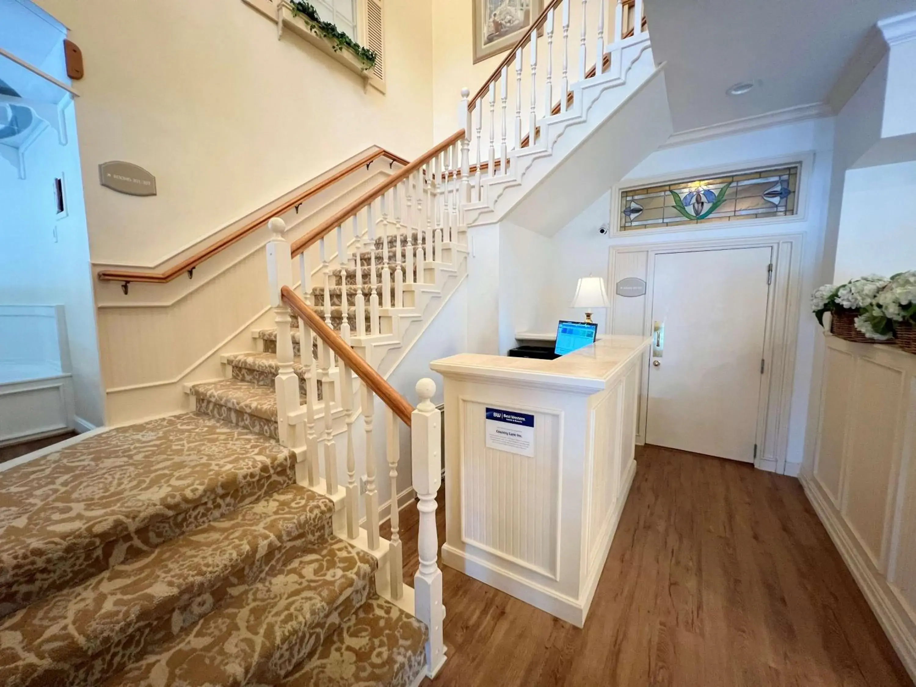 Lobby or reception in Best Western Grandma's Feather Bed Lobby or reception in Best Western Grandma's Feather Bed