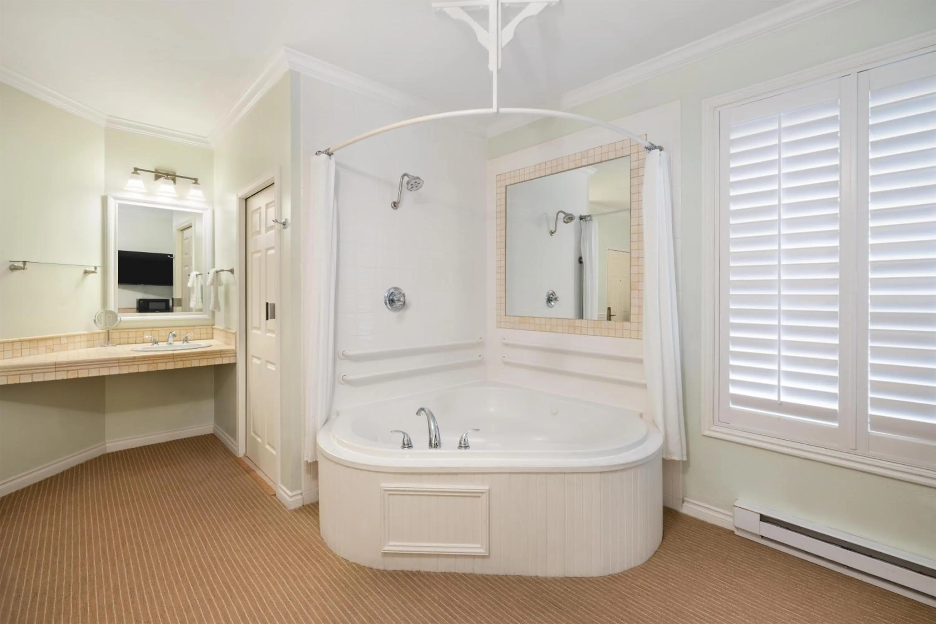 Bathroom in Best Western Grandma's Feather Bed