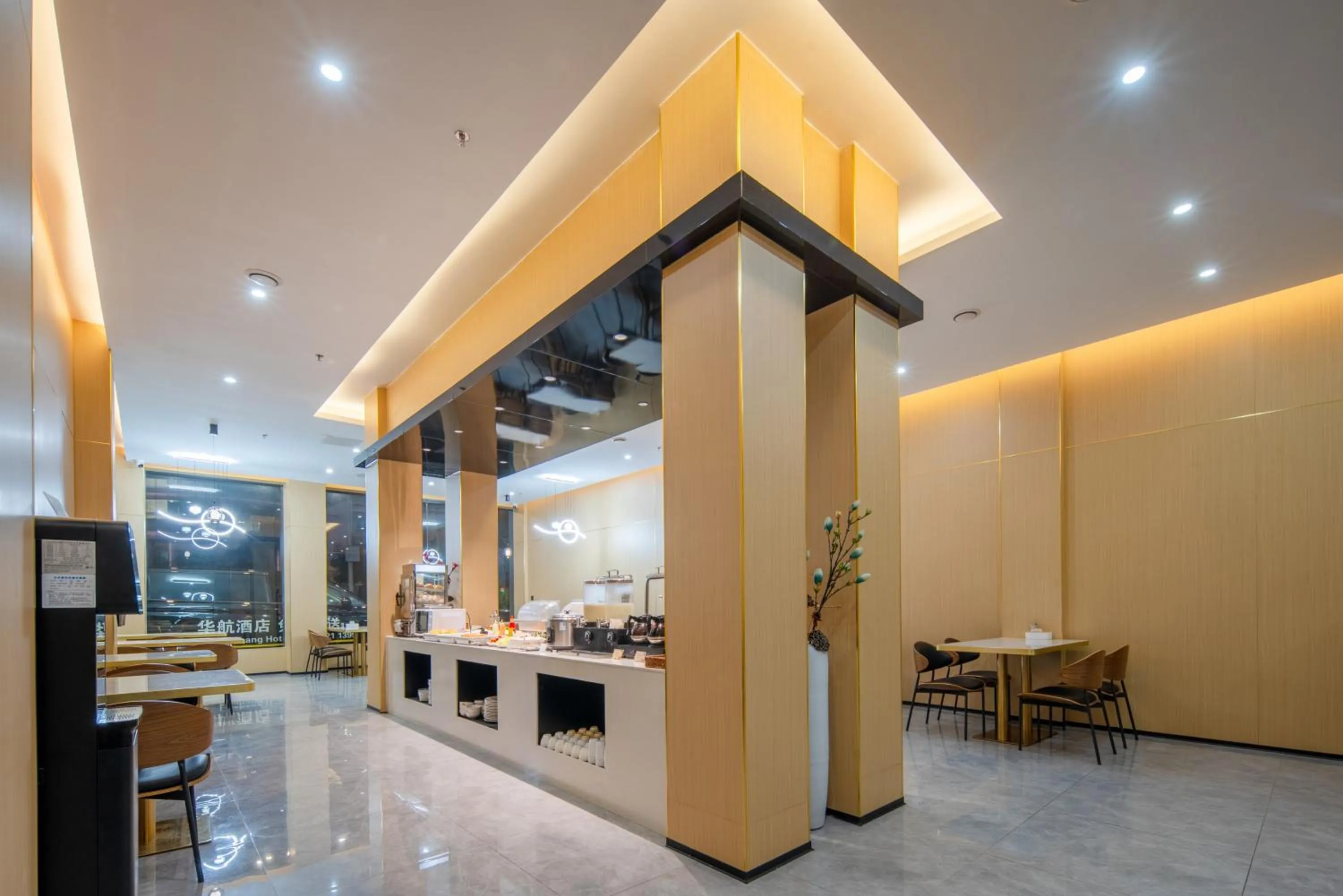 Standard Double Room in Huahang Hotel - Guangzhou Baiyun International Airport - Free airport shuttle bus