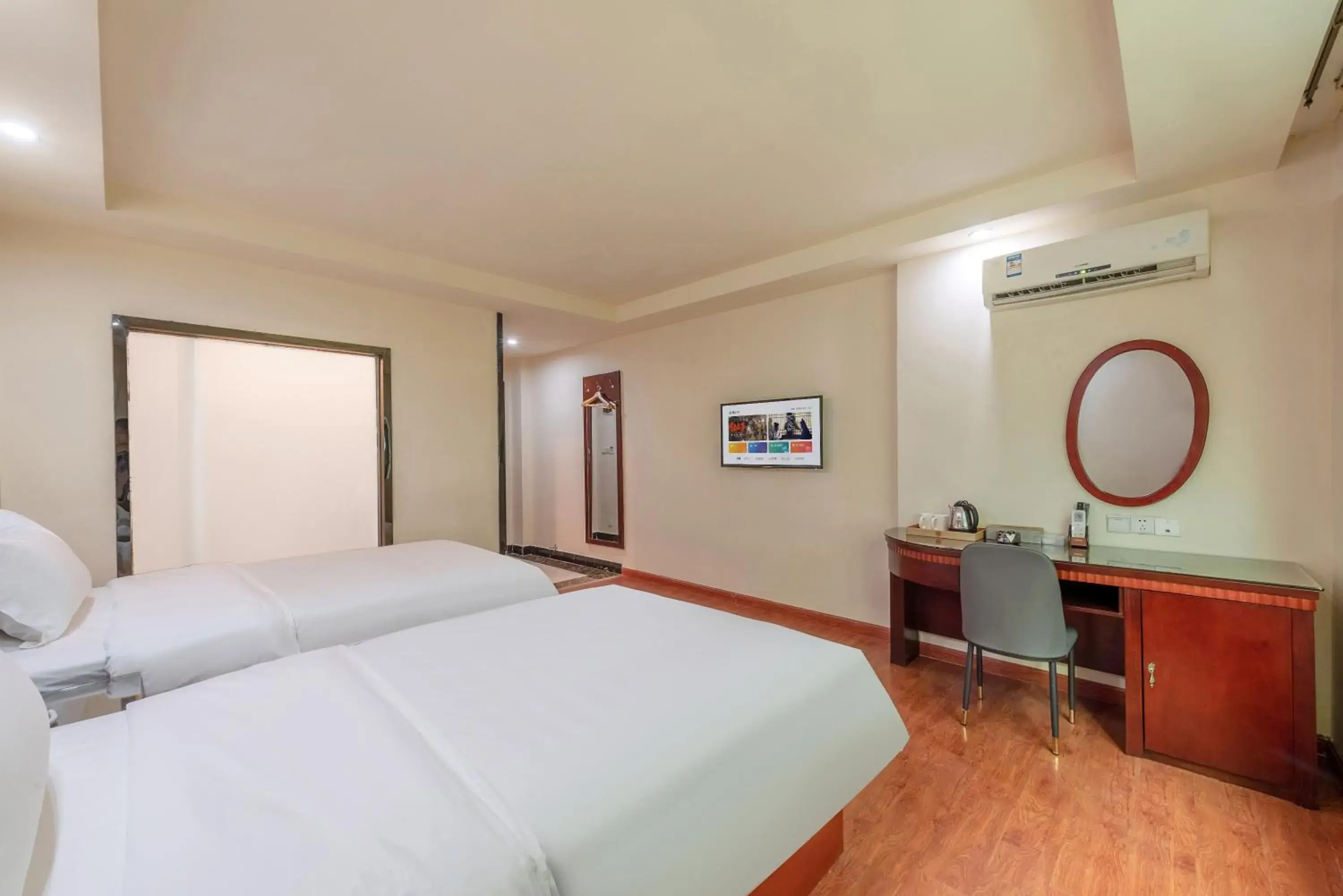Large Twin Room in Huahang Hotel - Guangzhou Baiyun International Airport - Free airport shuttle bus Large Twin Room in Huahang Hotel - Guangzhou Baiyun International Airport - Free airport shuttle bus