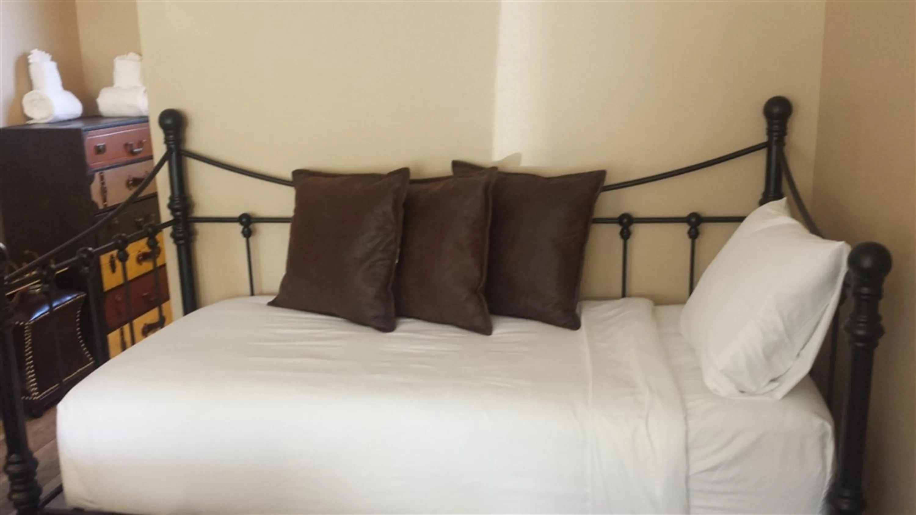 Bed in Maxwell Mansion Hotel