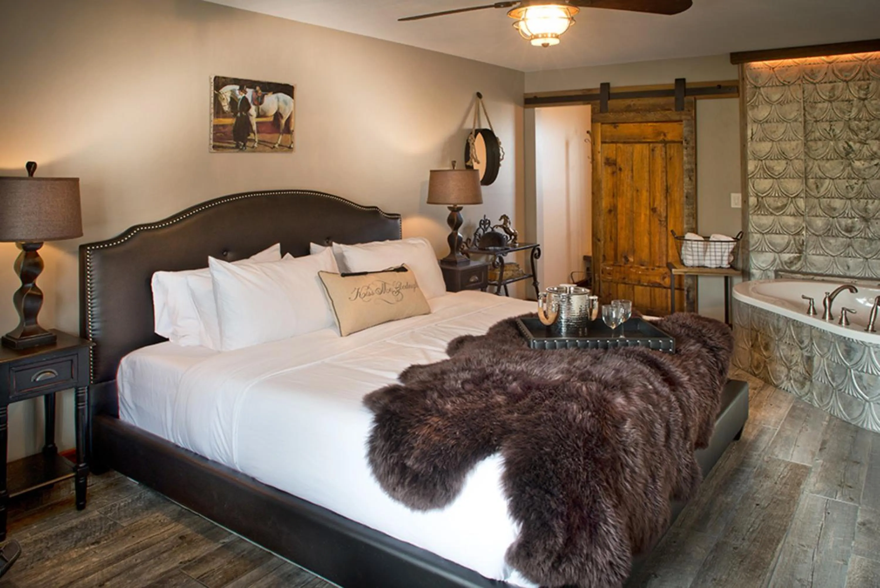 Photo of the whole room, Bed in Maxwell Mansion Hotel