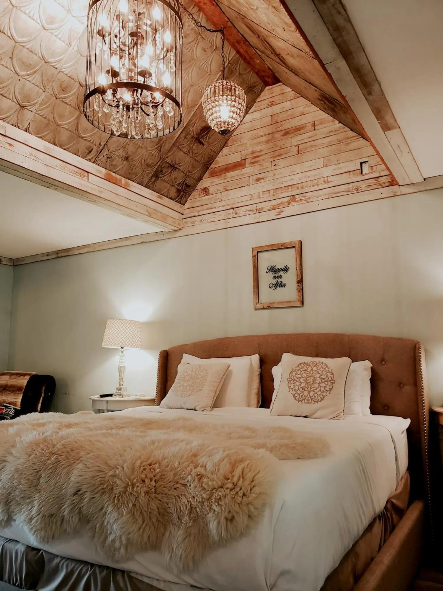 Bed in Maxwell Mansion Hotel