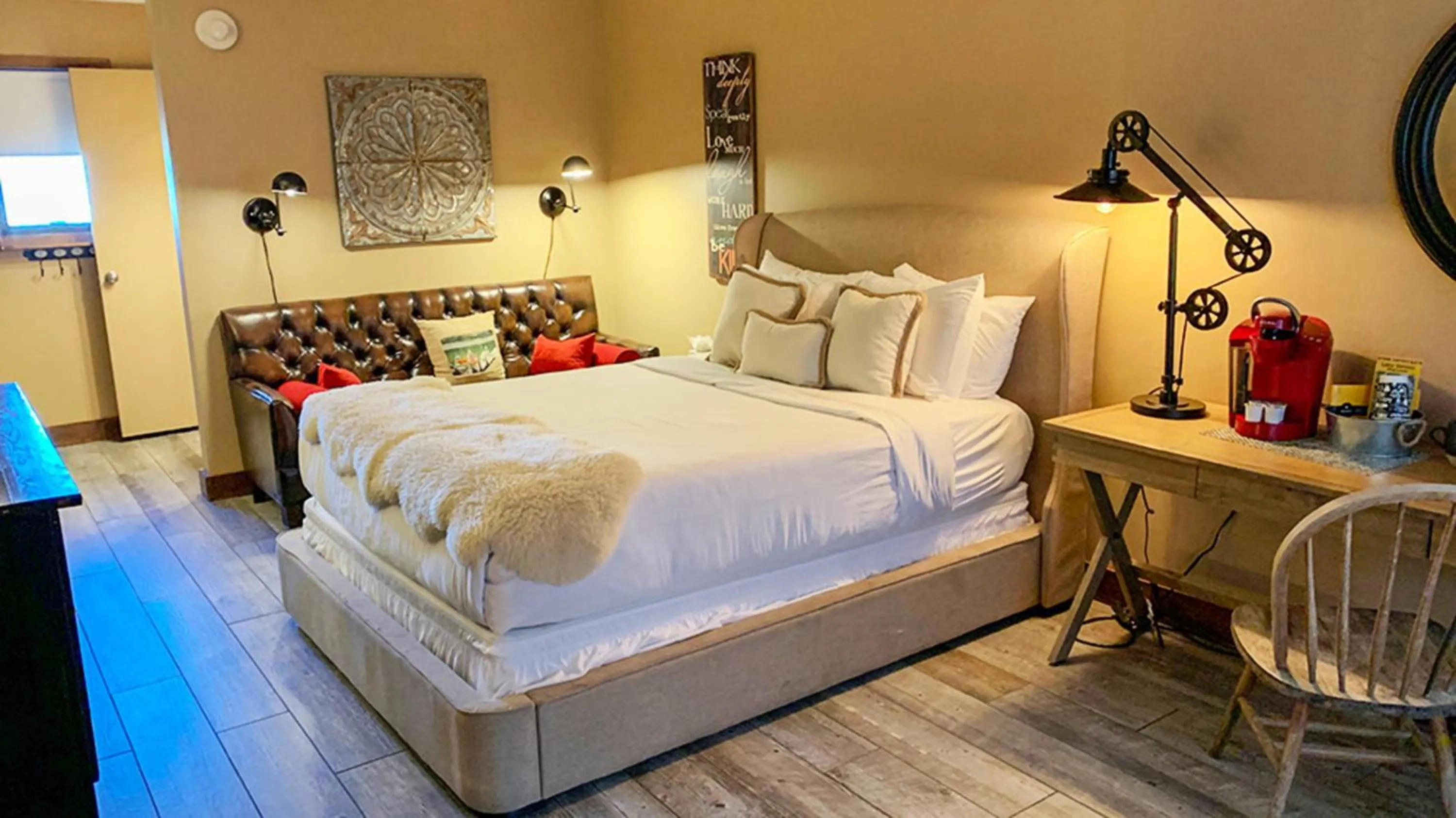 Bed in Maxwell Mansion Hotel