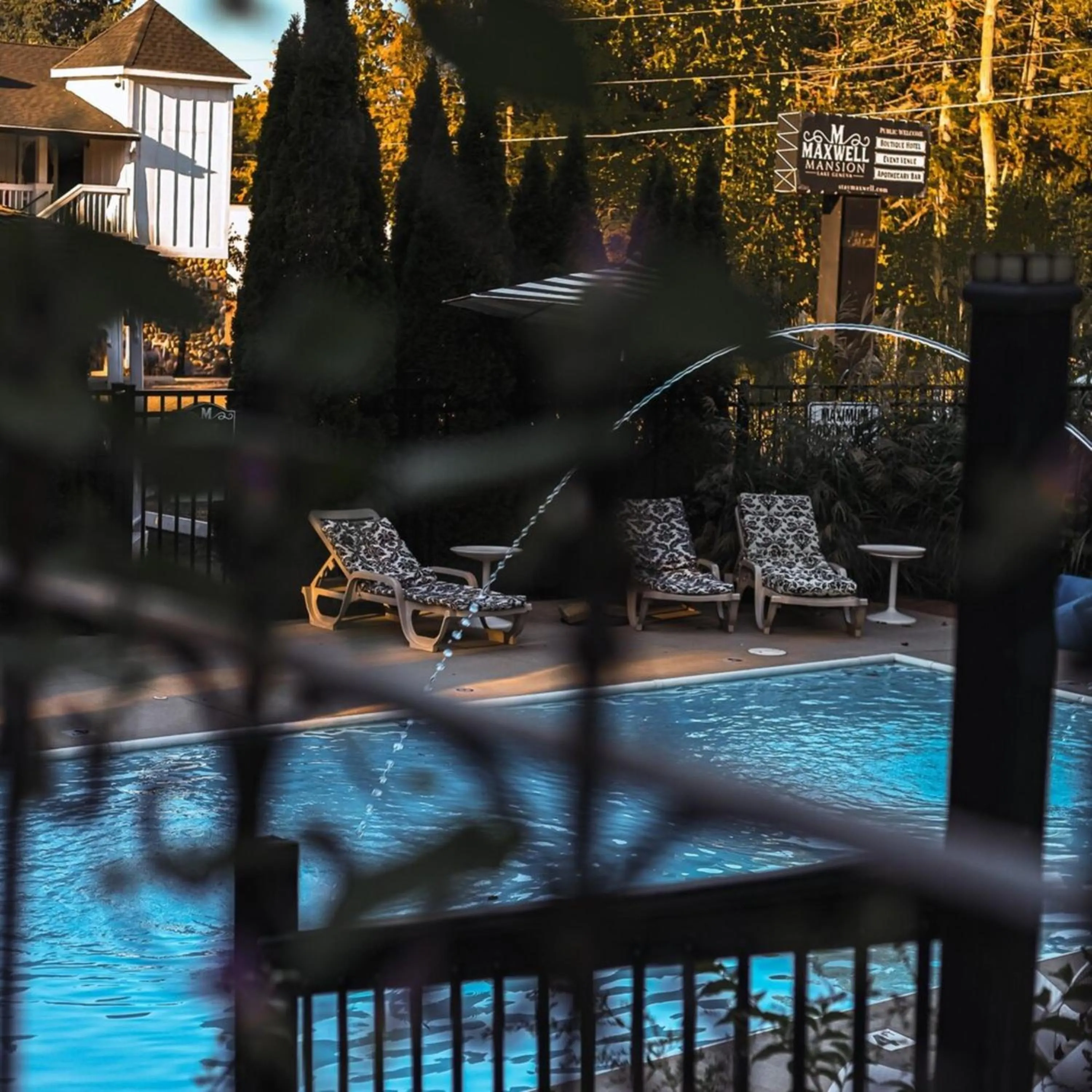 Swimming pool in Maxwell Mansion Hotel
