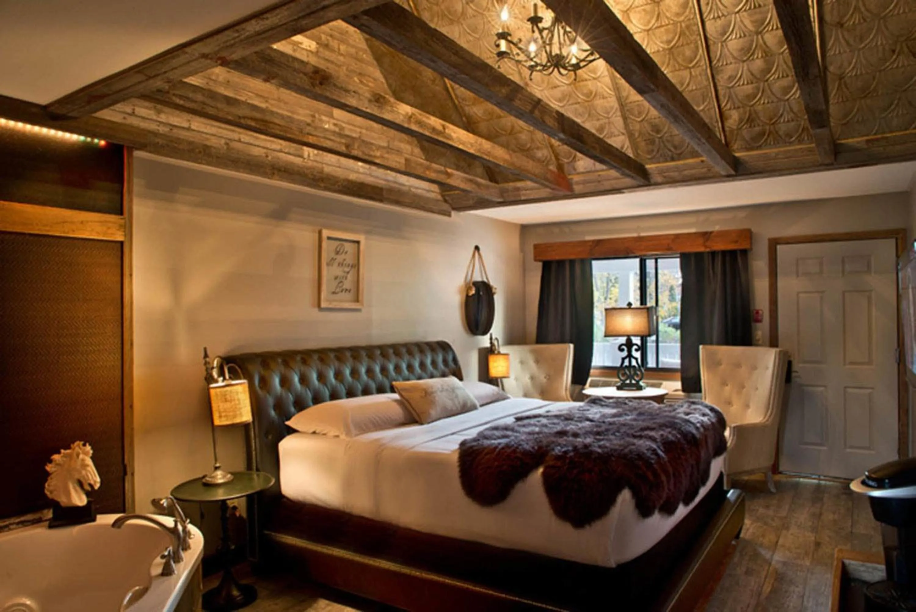 Bed in Maxwell Mansion Hotel