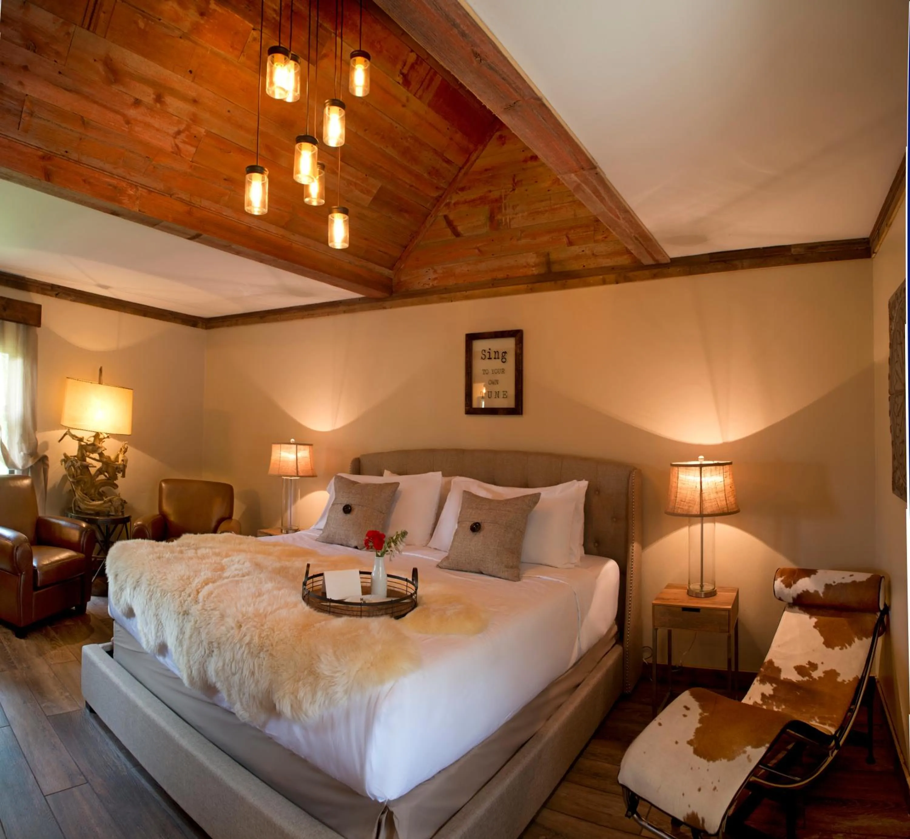 Bed in Maxwell Mansion Hotel