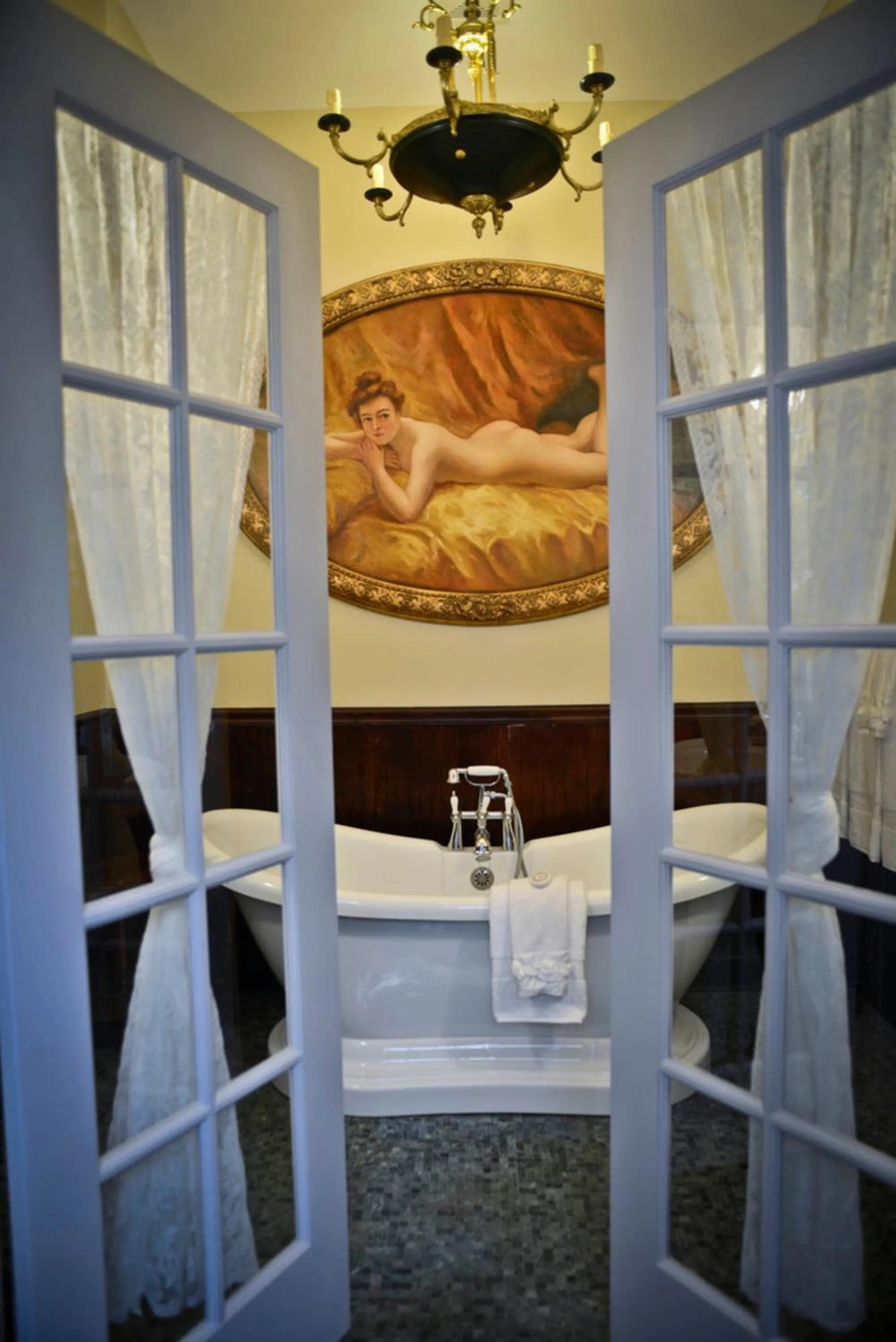 Bathroom in Maxwell Mansion Hotel