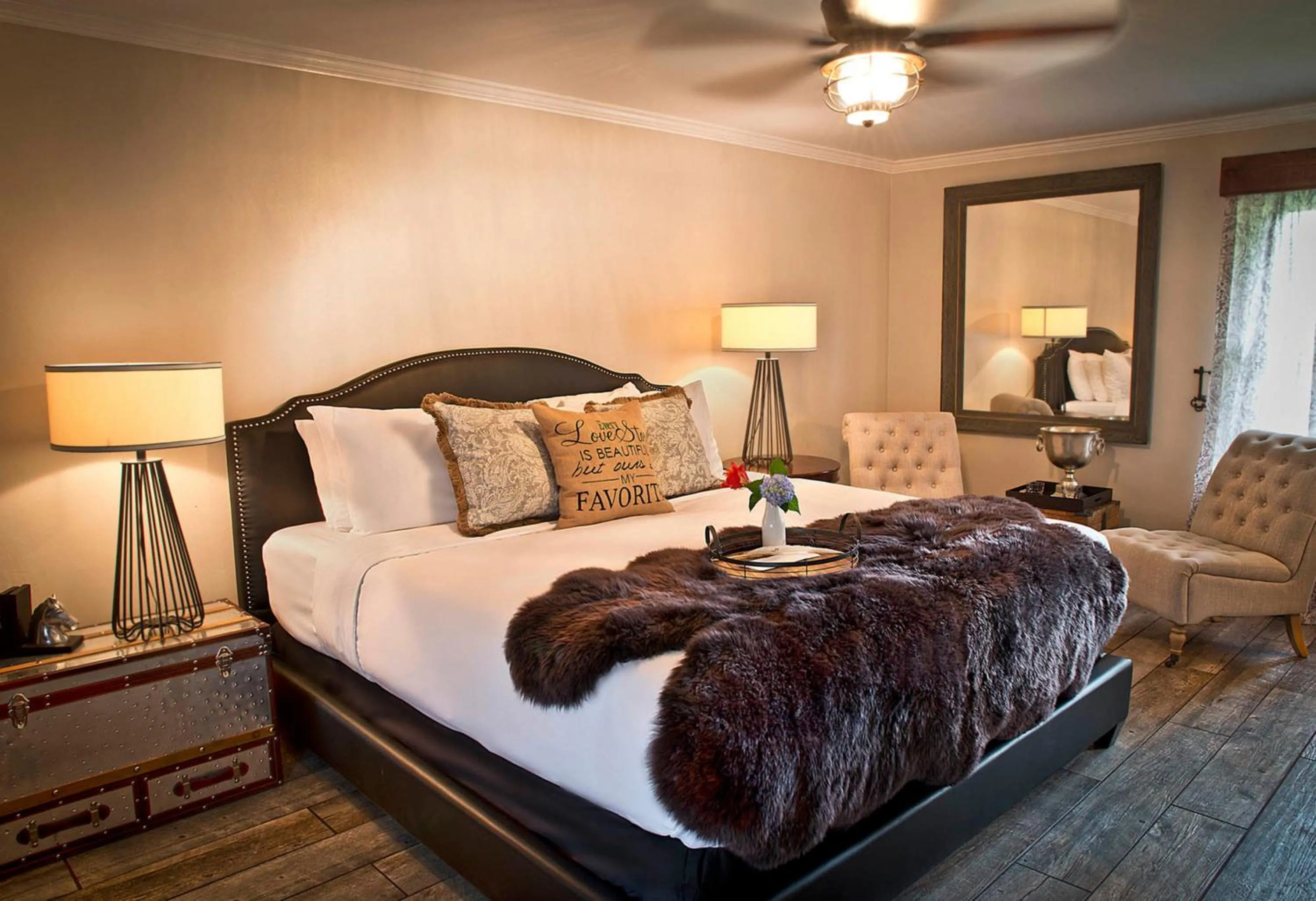 Bed in Maxwell Mansion Hotel