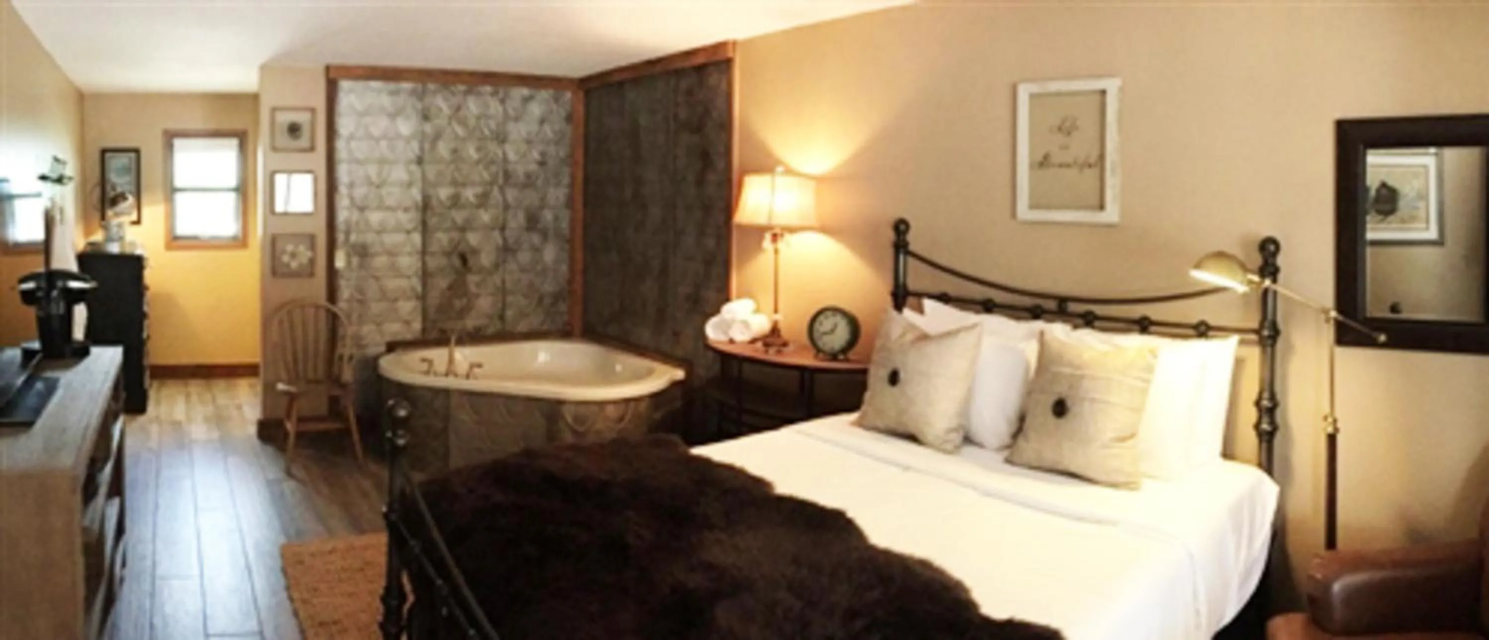 Bedroom, Bed in Maxwell Mansion Hotel