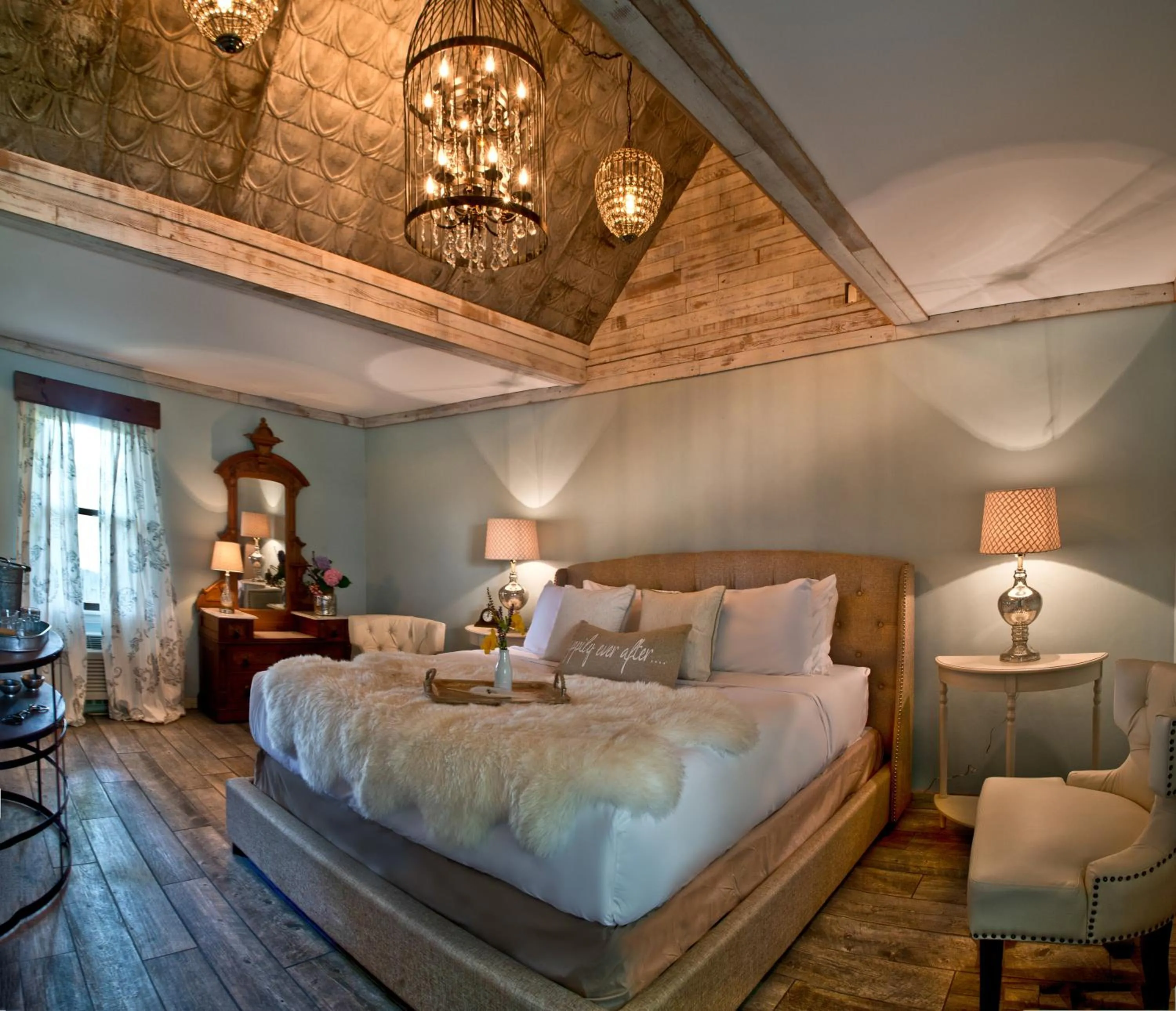 Photo of the whole room, Bed in Maxwell Mansion Hotel