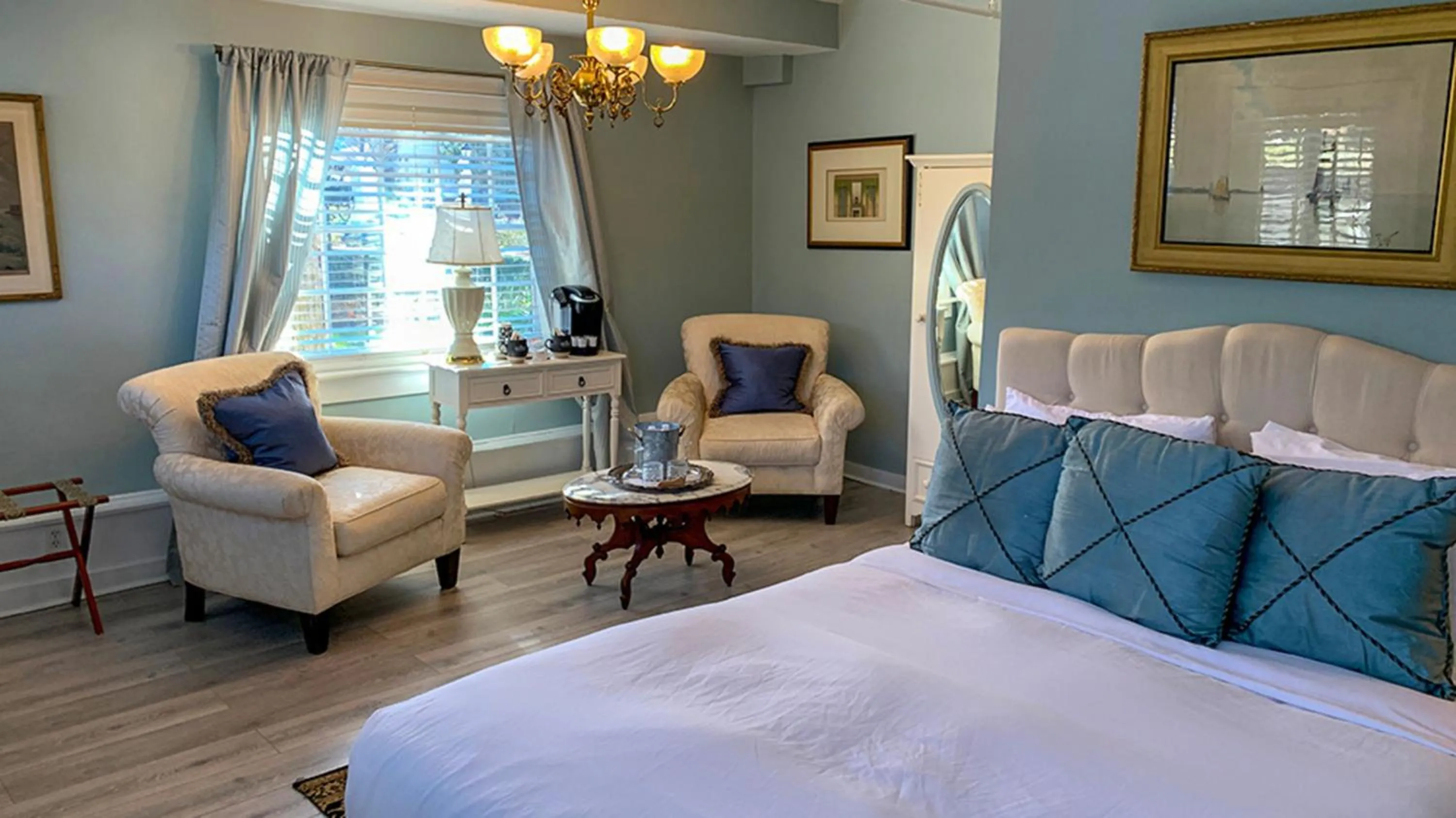 Photo of the whole room, Bed in Maxwell Mansion Hotel