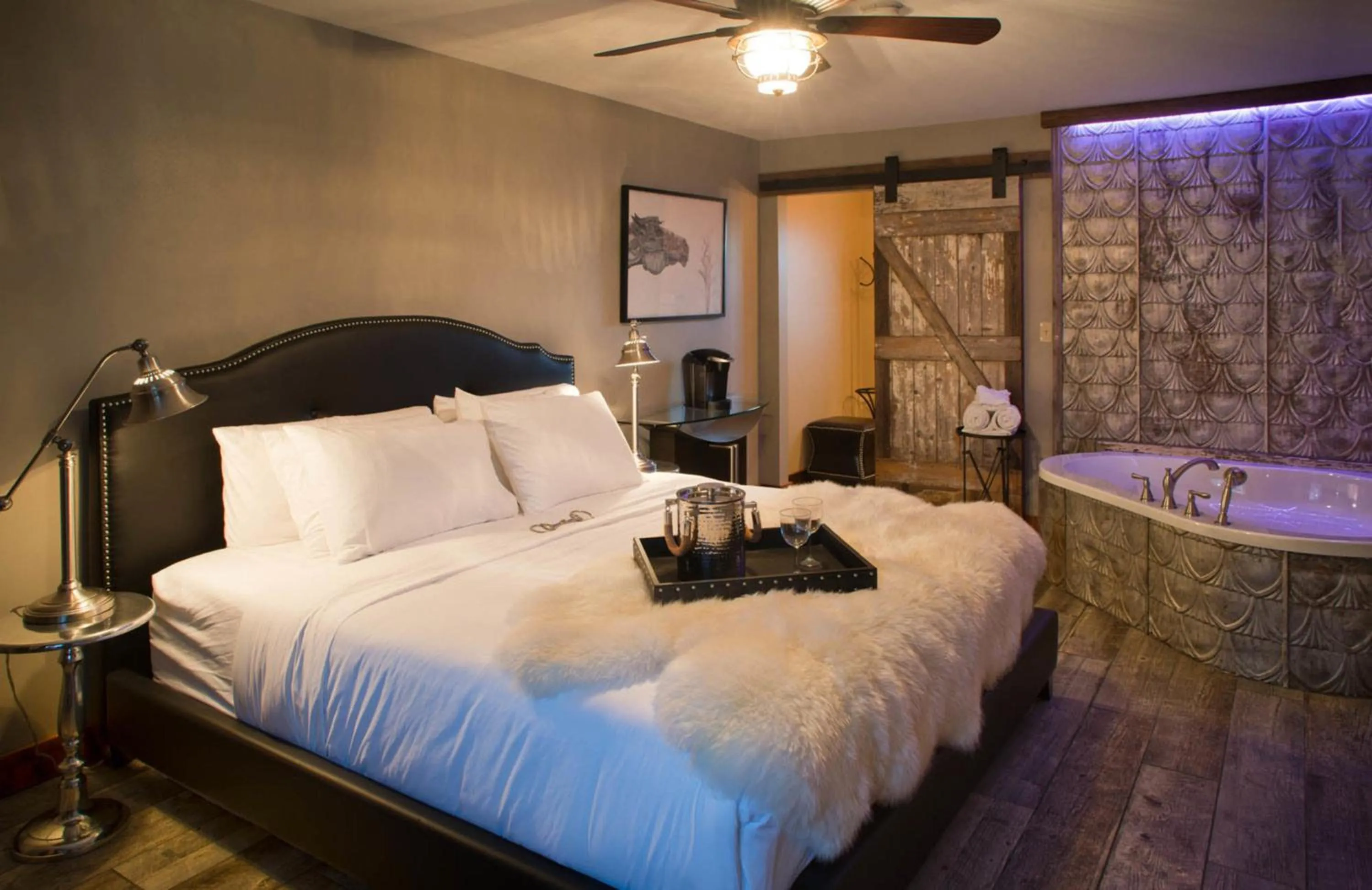 Bathroom, Bed in Maxwell Mansion Hotel