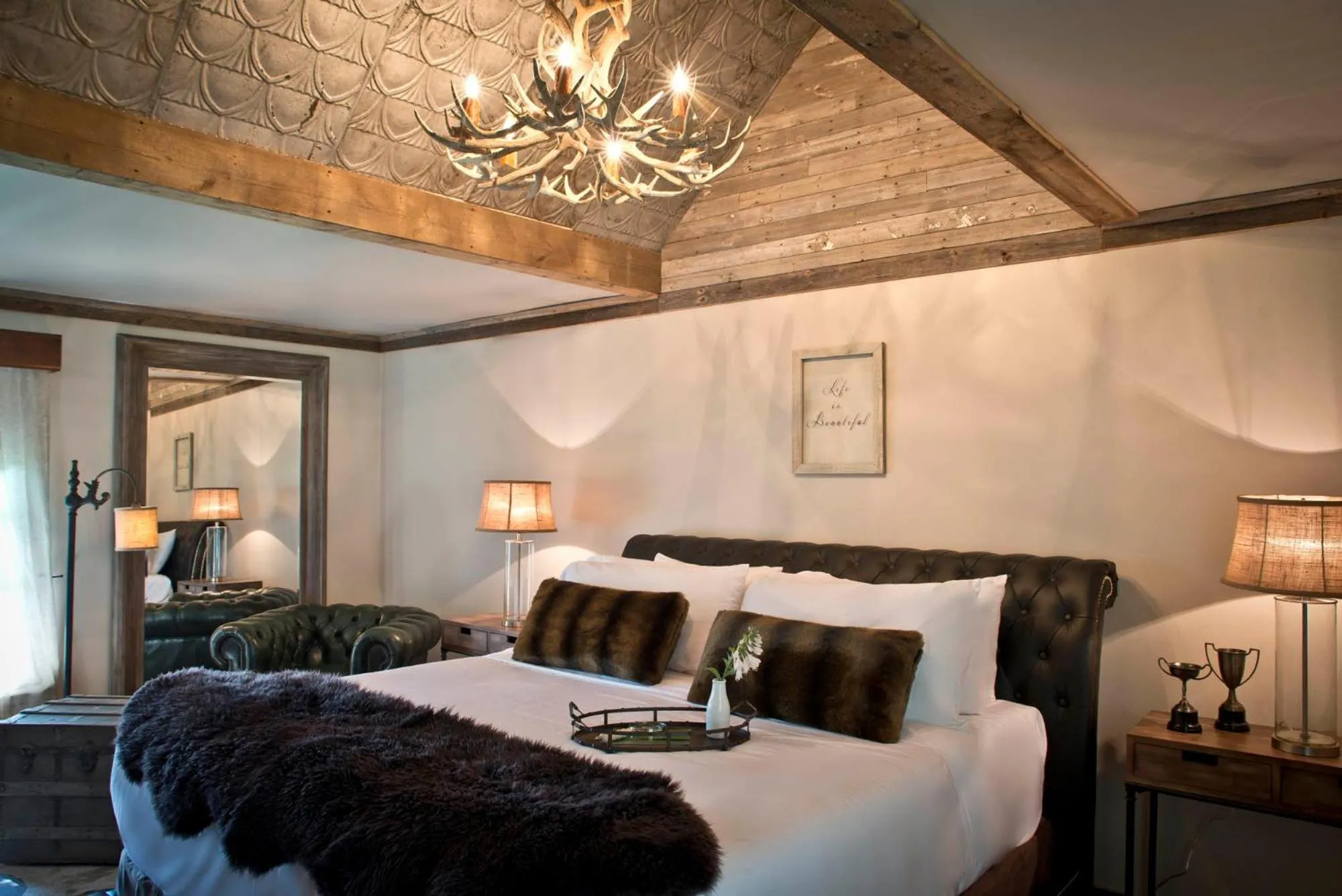 Bed in Maxwell Mansion Hotel