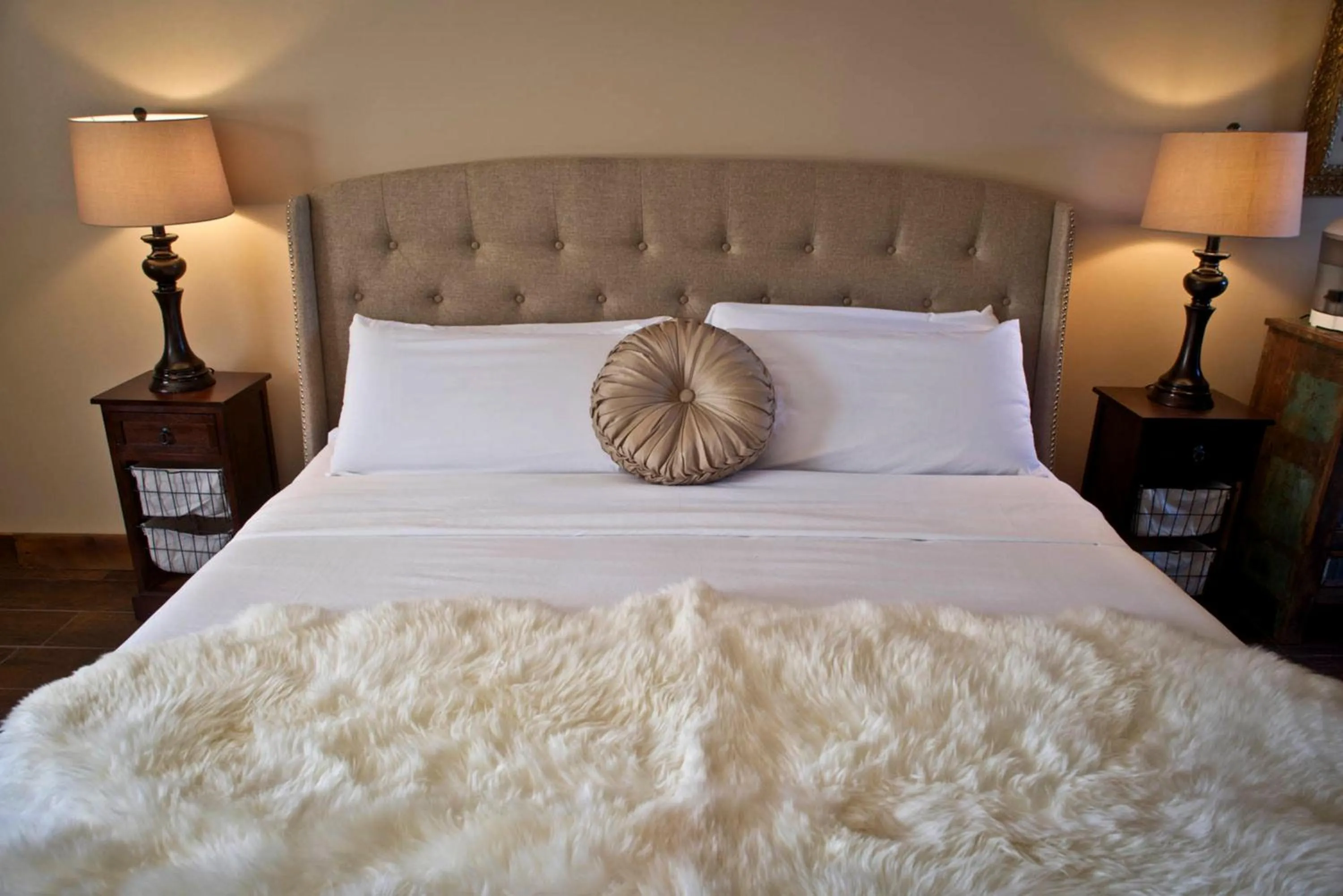 Bed in Maxwell Mansion Hotel
