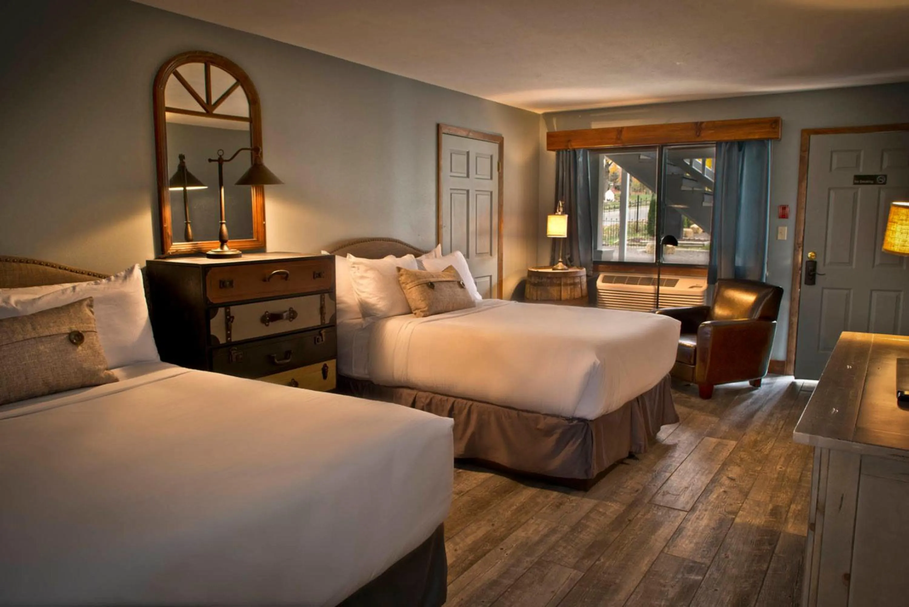 Bed in Maxwell Mansion Hotel