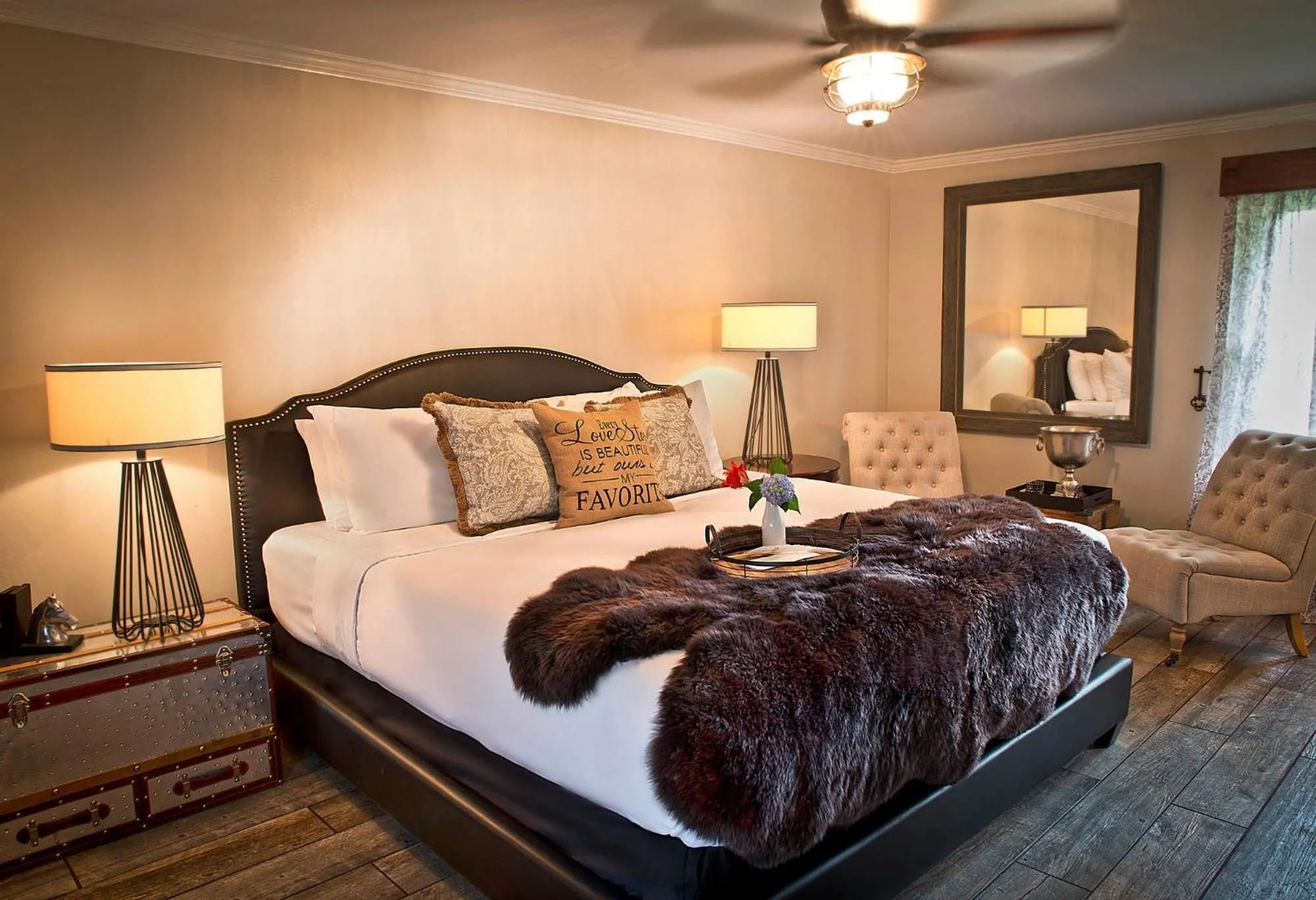 Bed in Maxwell Mansion Hotel
