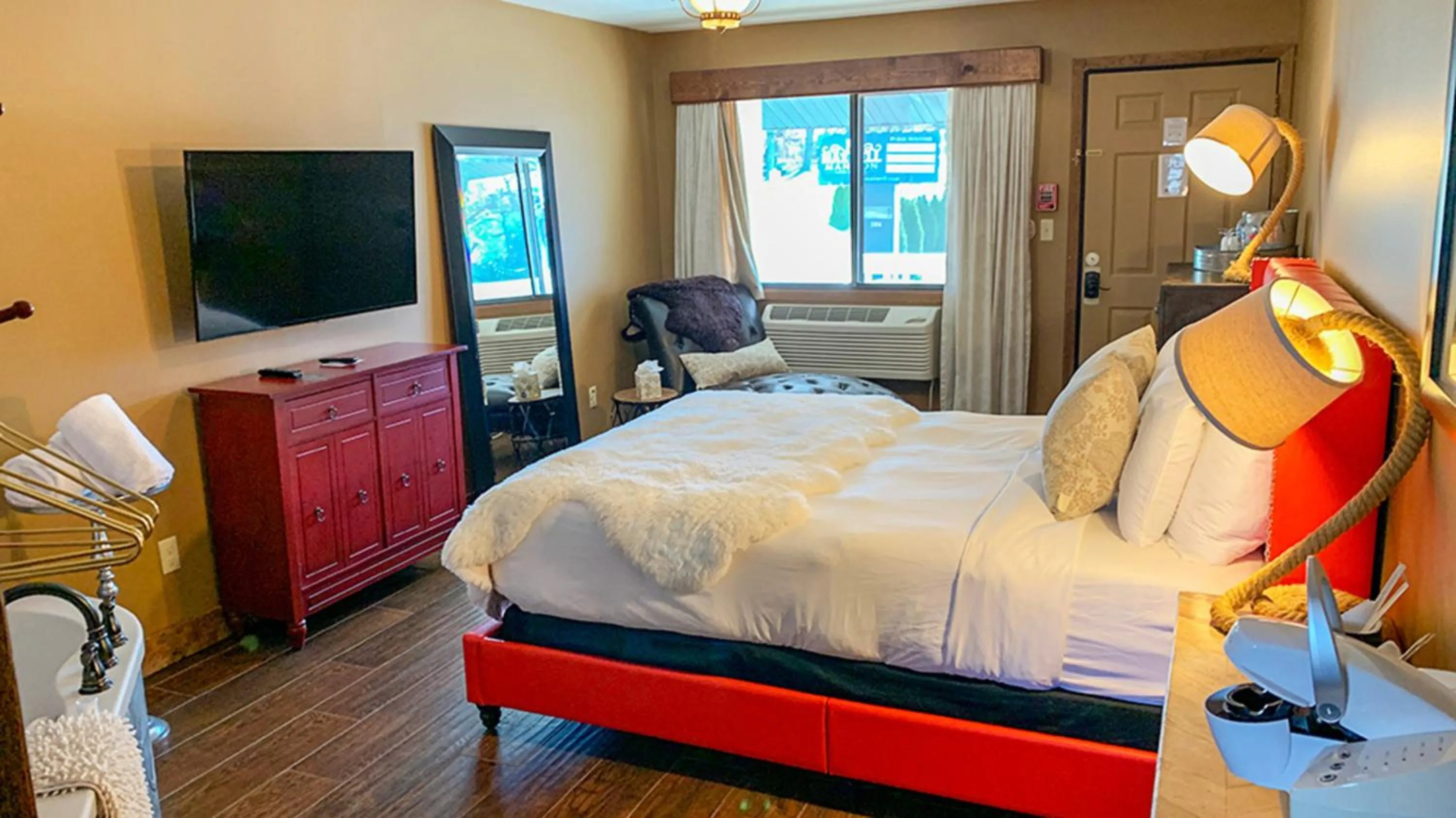Bed in Maxwell Mansion Hotel