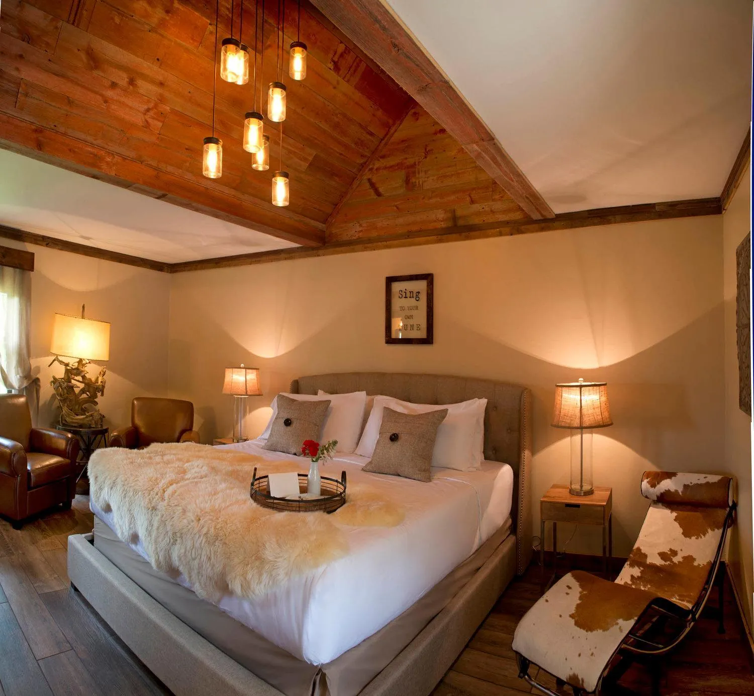 Bed in Maxwell Mansion Hotel