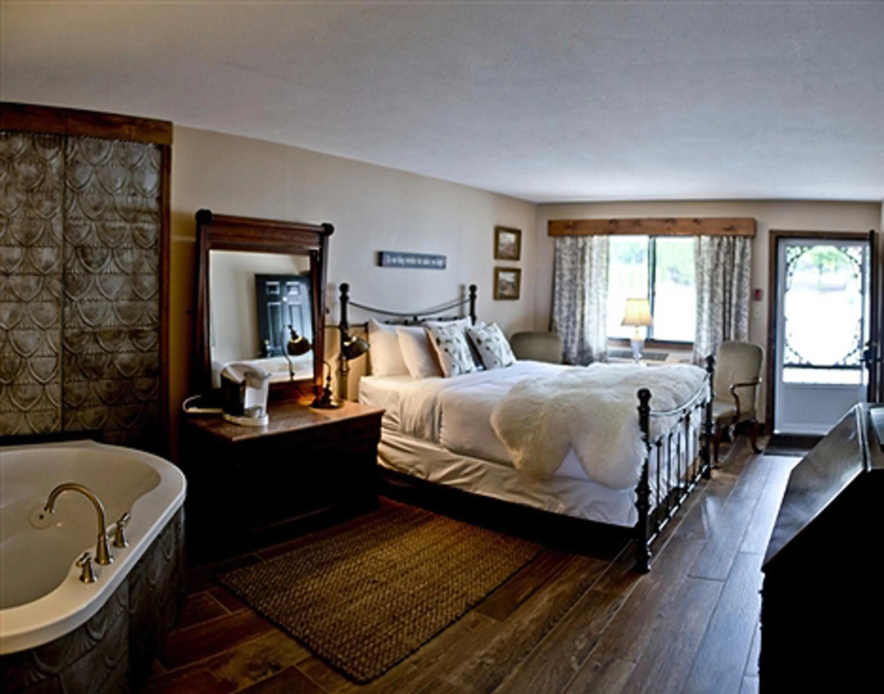 Photo of the whole room, Bed in Maxwell Mansion Hotel