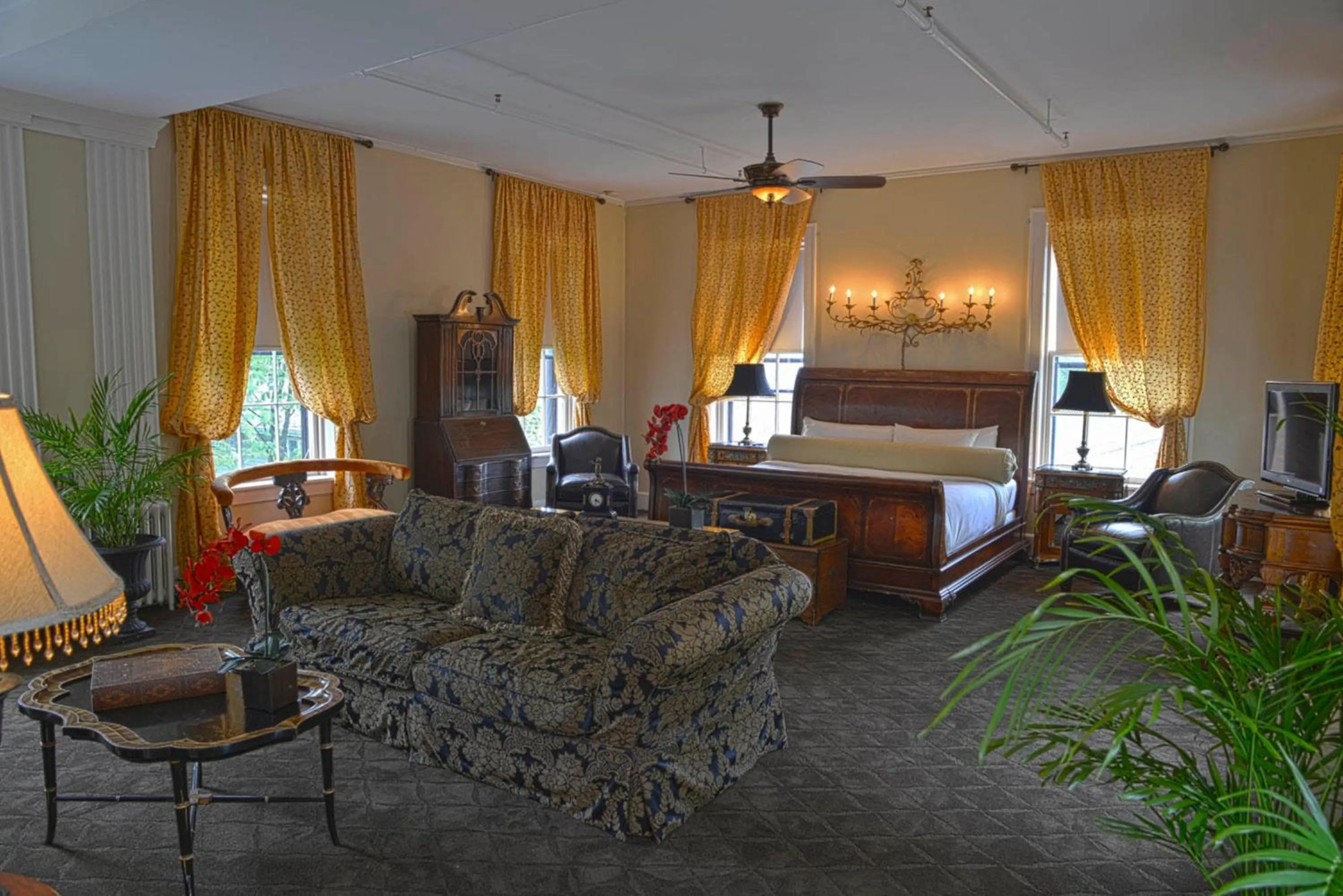 Living room in Maxwell Mansion Hotel