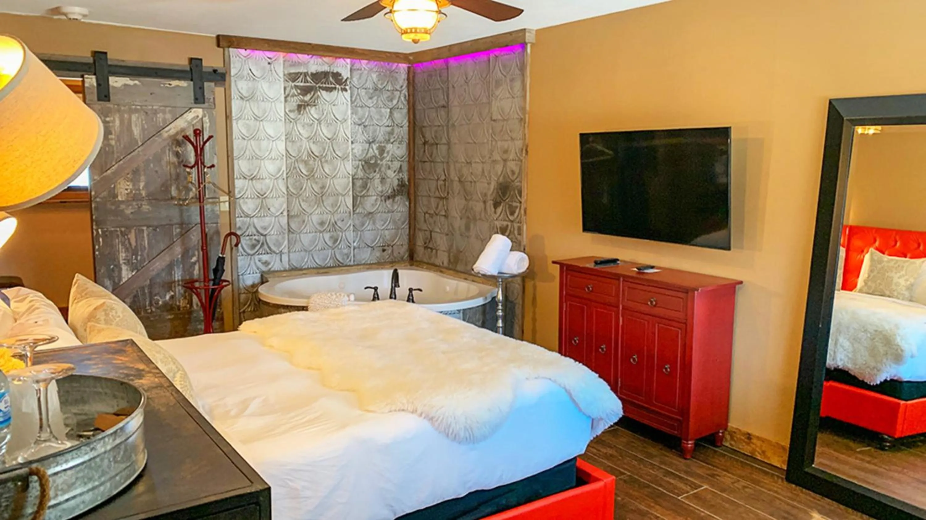 Photo of the whole room, Bed in Maxwell Mansion Hotel