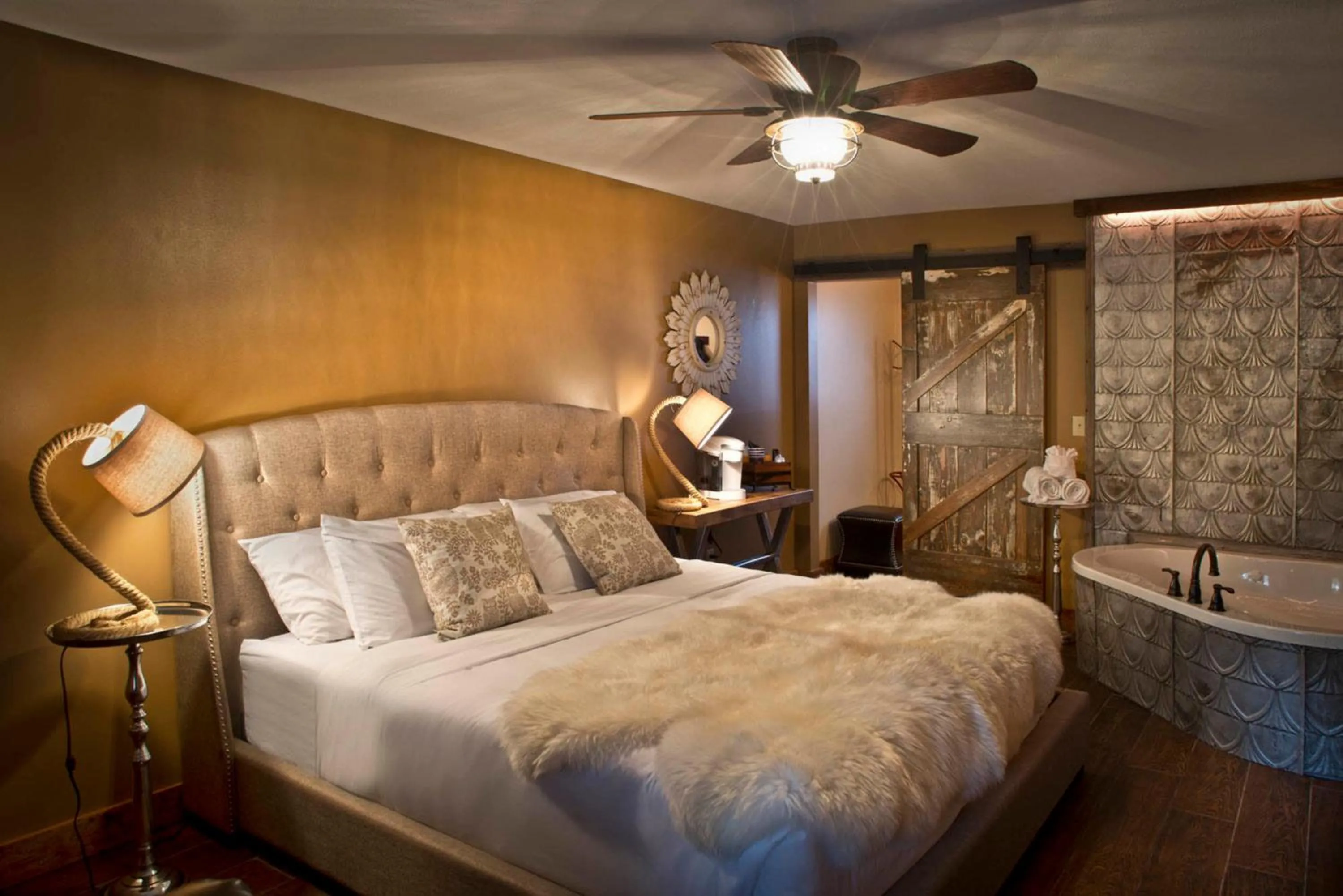 Photo of the whole room, Bed in Maxwell Mansion Hotel