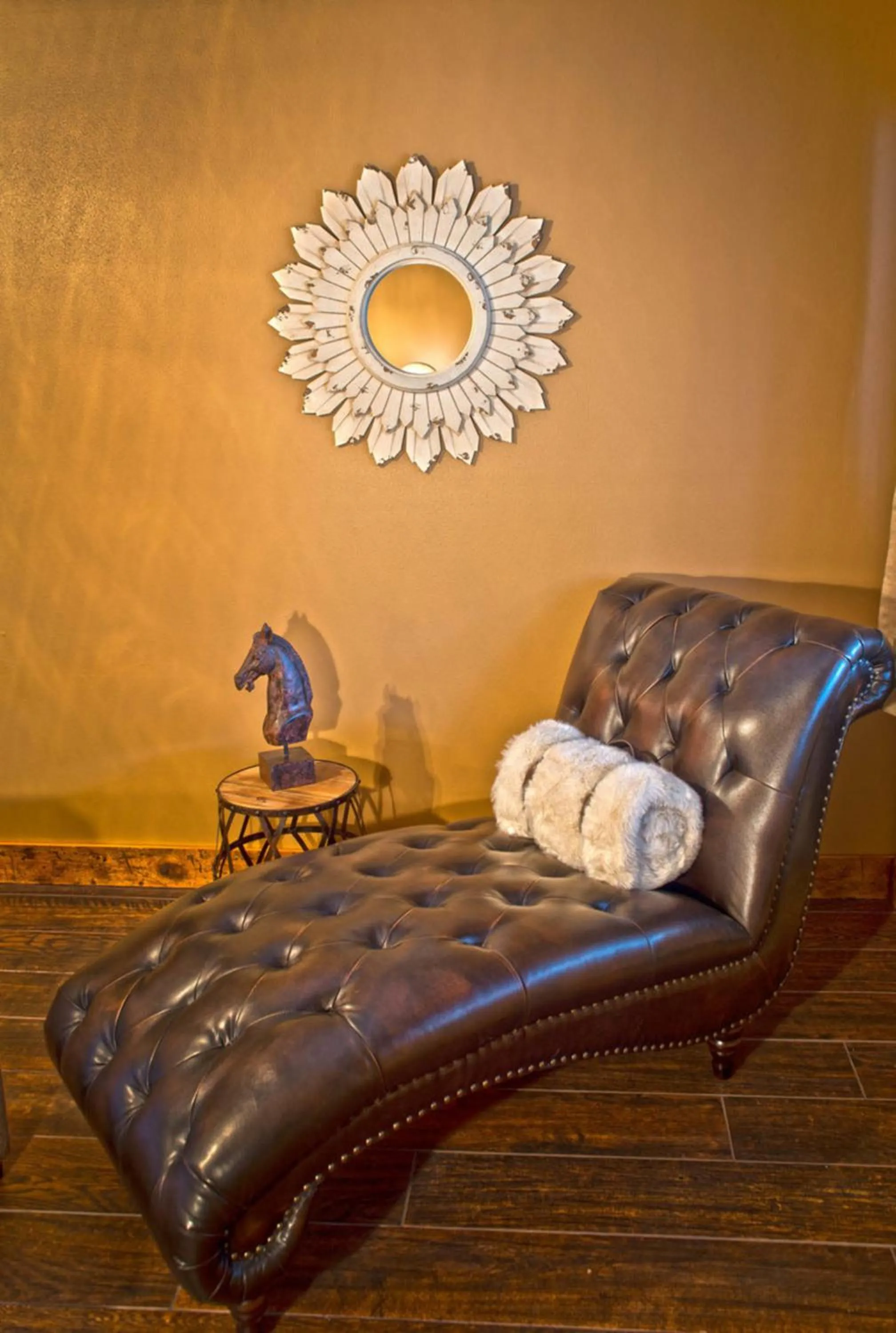 Living room in Maxwell Mansion Hotel