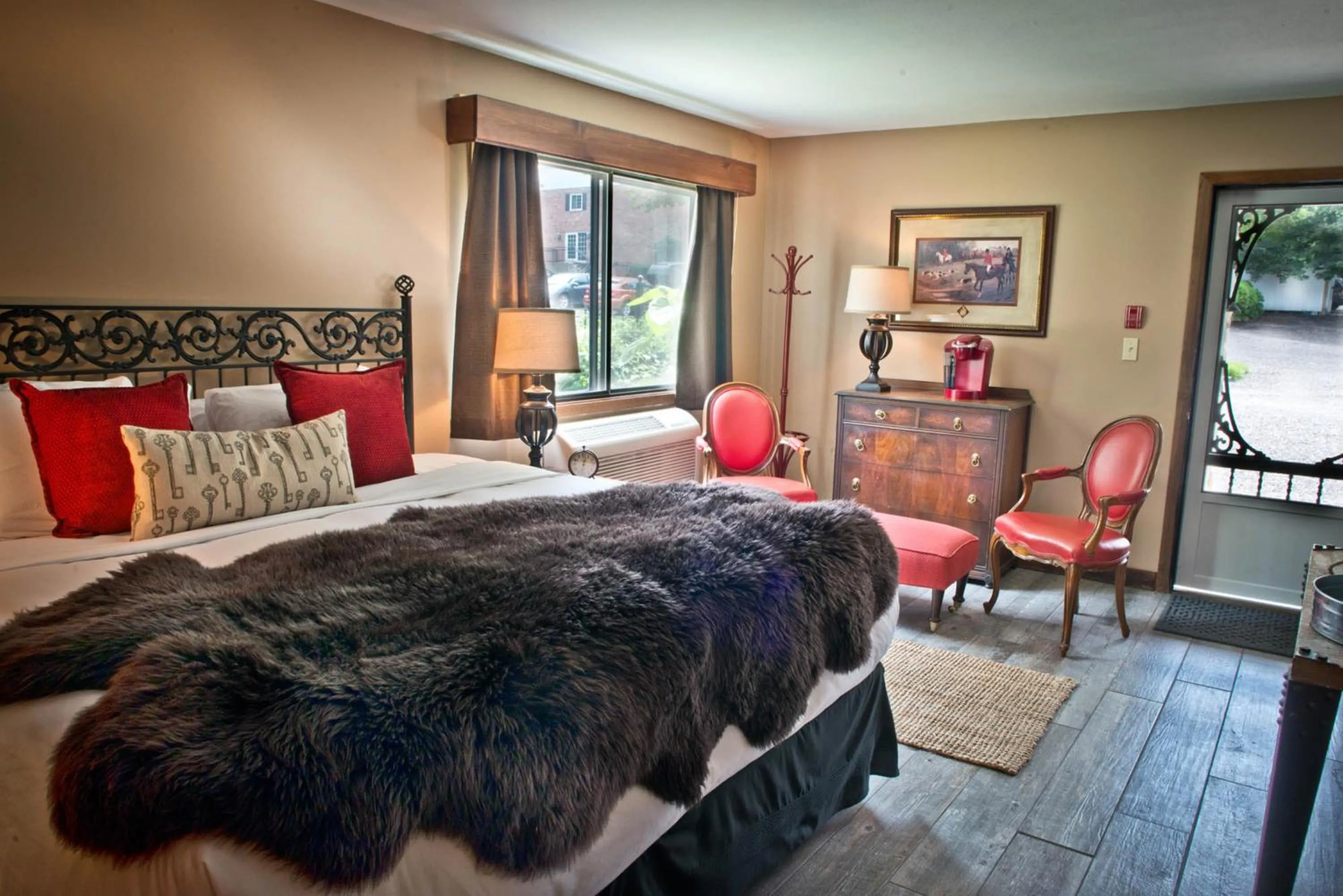 Photo of the whole room, Bed in Maxwell Mansion Hotel