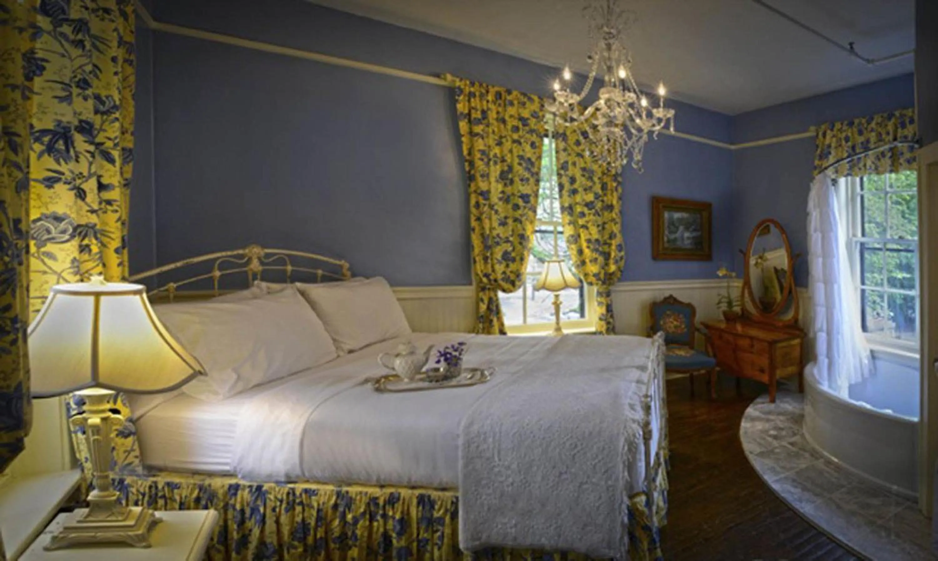 Bed in Maxwell Mansion Hotel