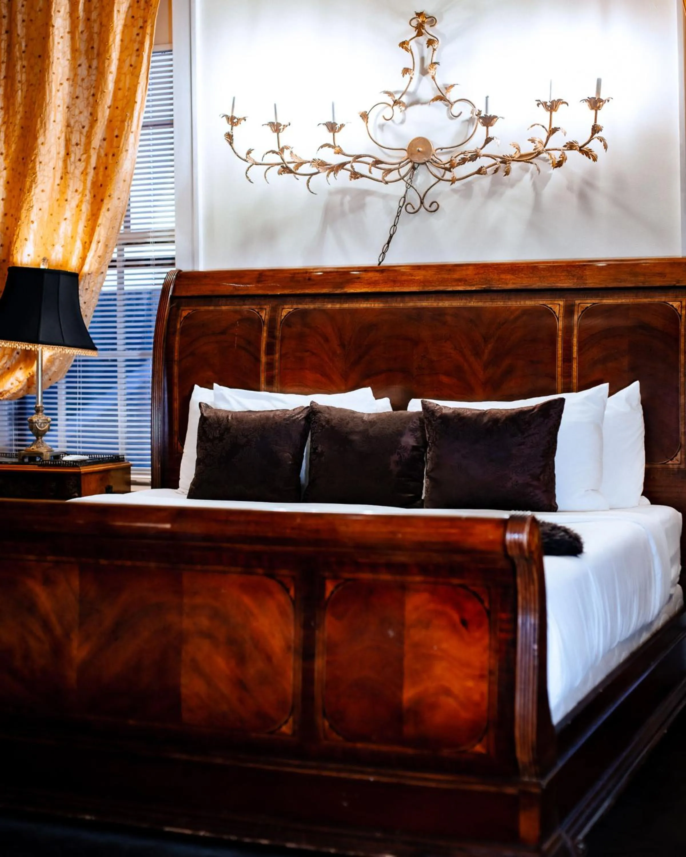 Bed in Maxwell Mansion Hotel
