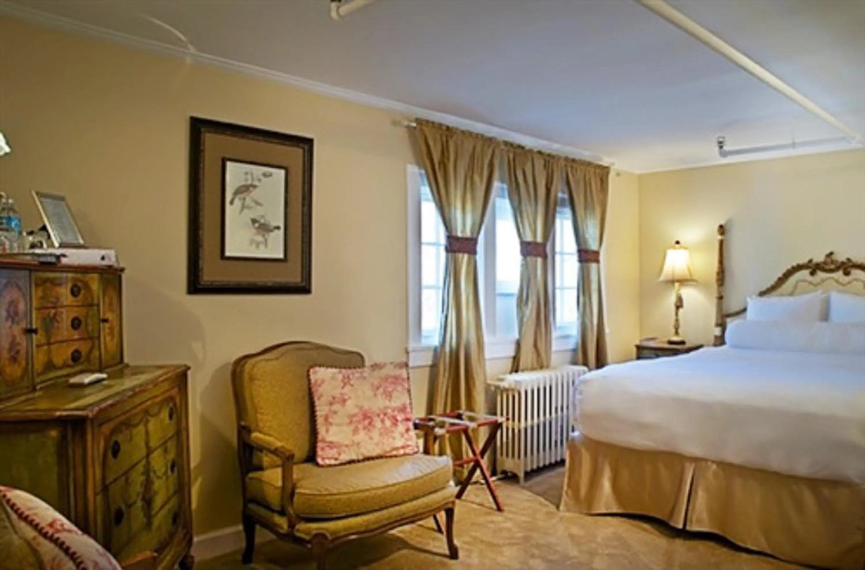 Bed in Maxwell Mansion Hotel