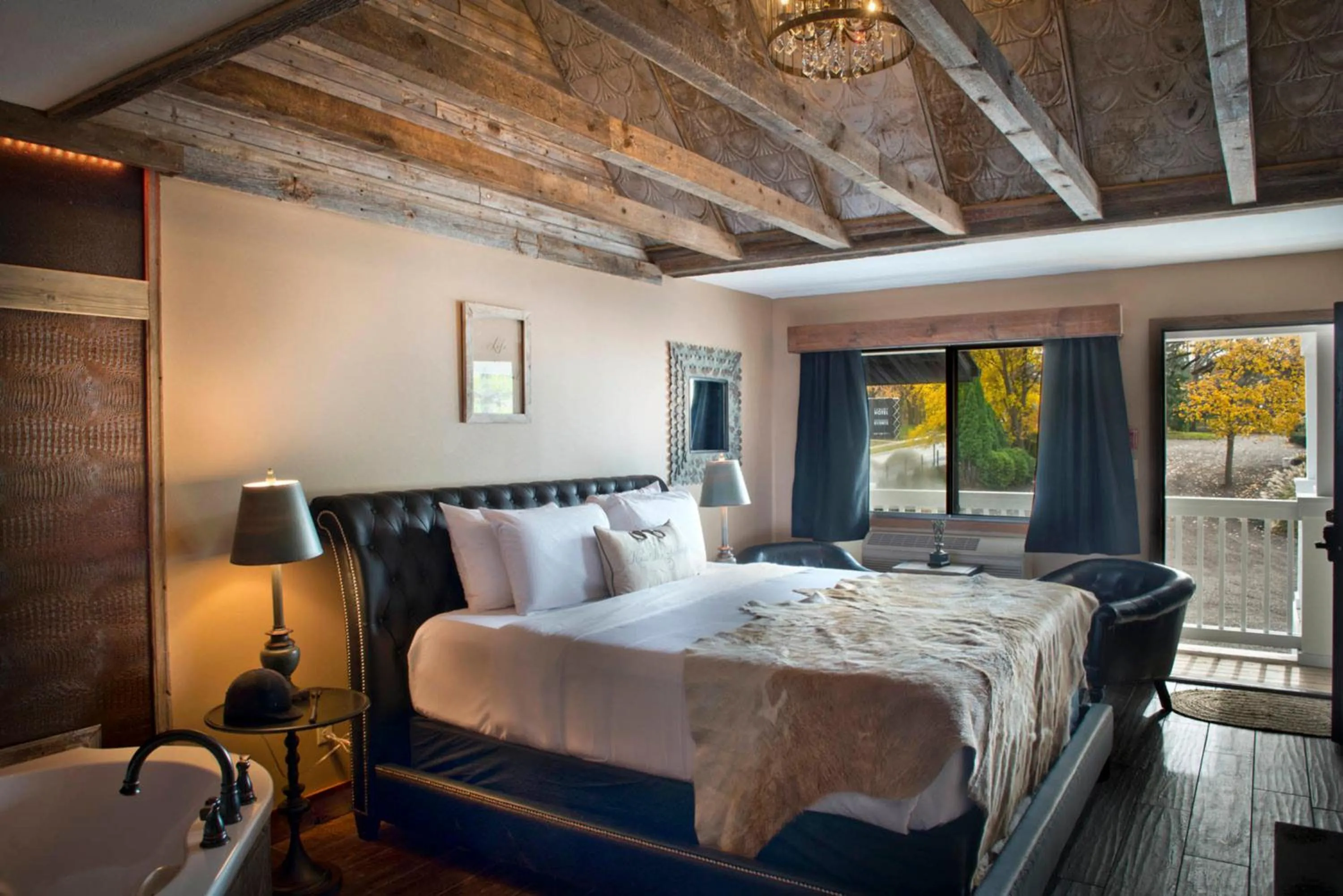 Photo of the whole room, Bed in Maxwell Mansion Hotel
