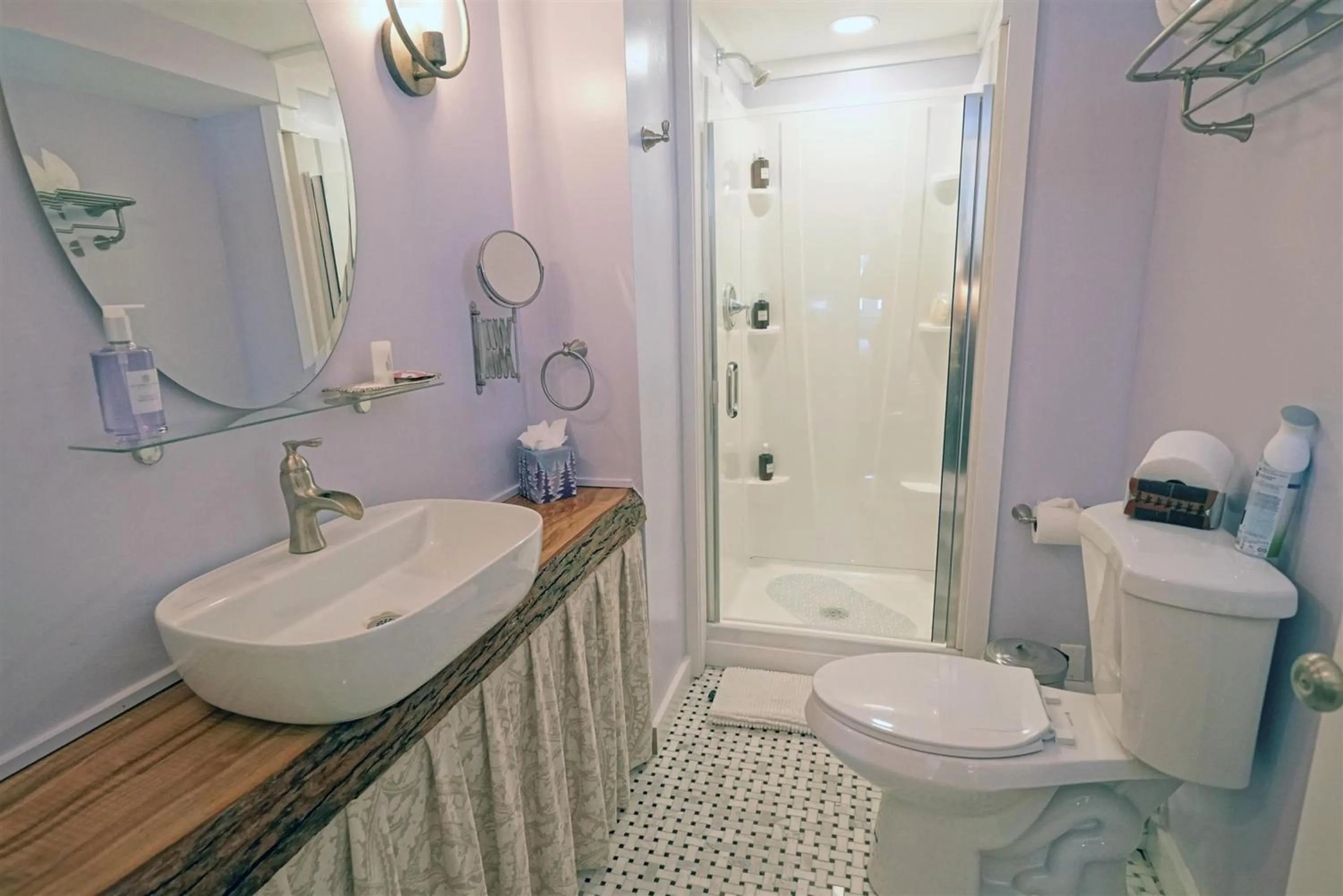 Shower in Maxwell Mansion Hotel
